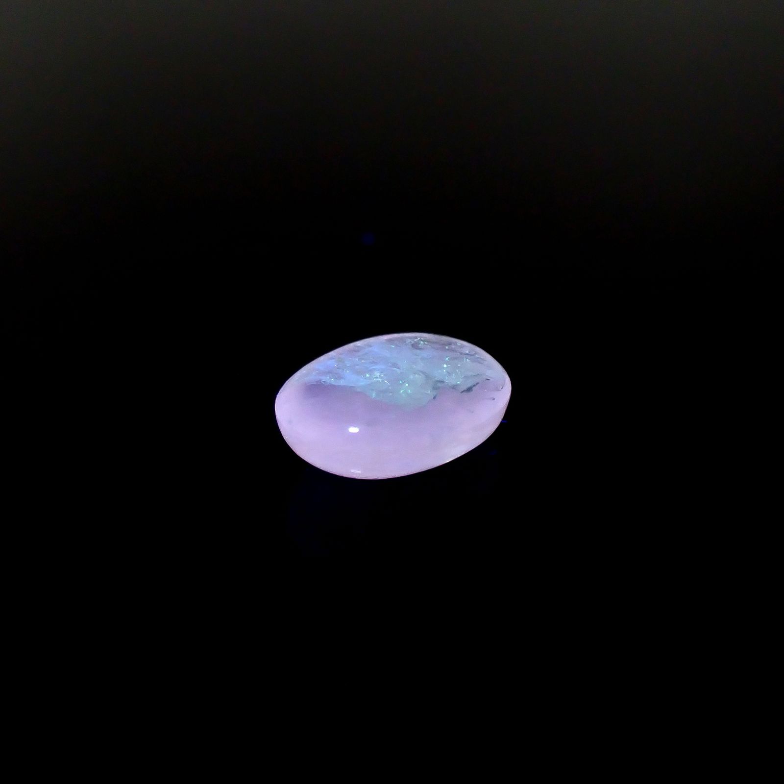 北海道石(北海道オパール)※裏面蛍光  北海道河東郡鹿追町然別産 2.29ct [250630532]10.8x8.1mm前後