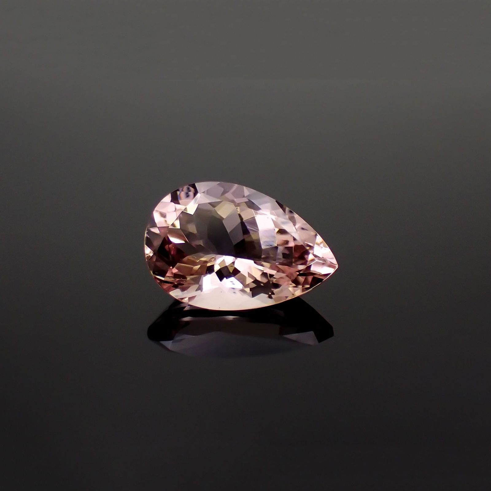 モルガナイト(宝石名モルガナイト)ナイジェリア産 ソ付(日独) 2.711ct / 12.22x8.18mm前後 [221018881]