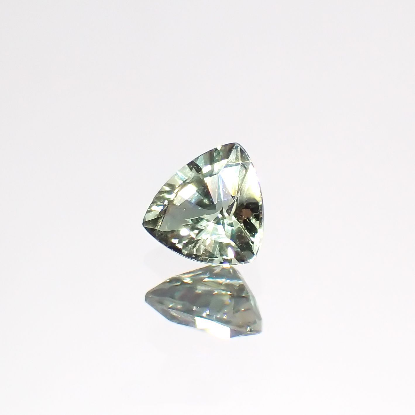 アレキサンドライト(宝石名アレキサンドライト)マダガスカル産 0.32ct 識別済[220114616]4.1x4.3mm前後