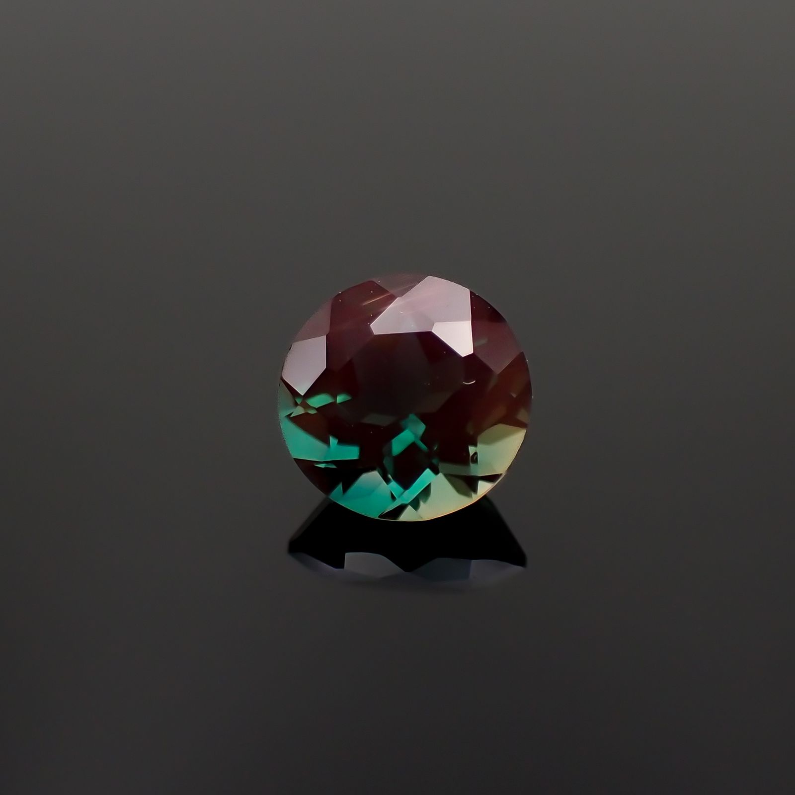 カラーチェンジアンデシン モンゴル産 0.72ct [230421476]5.9x5.9mm前後