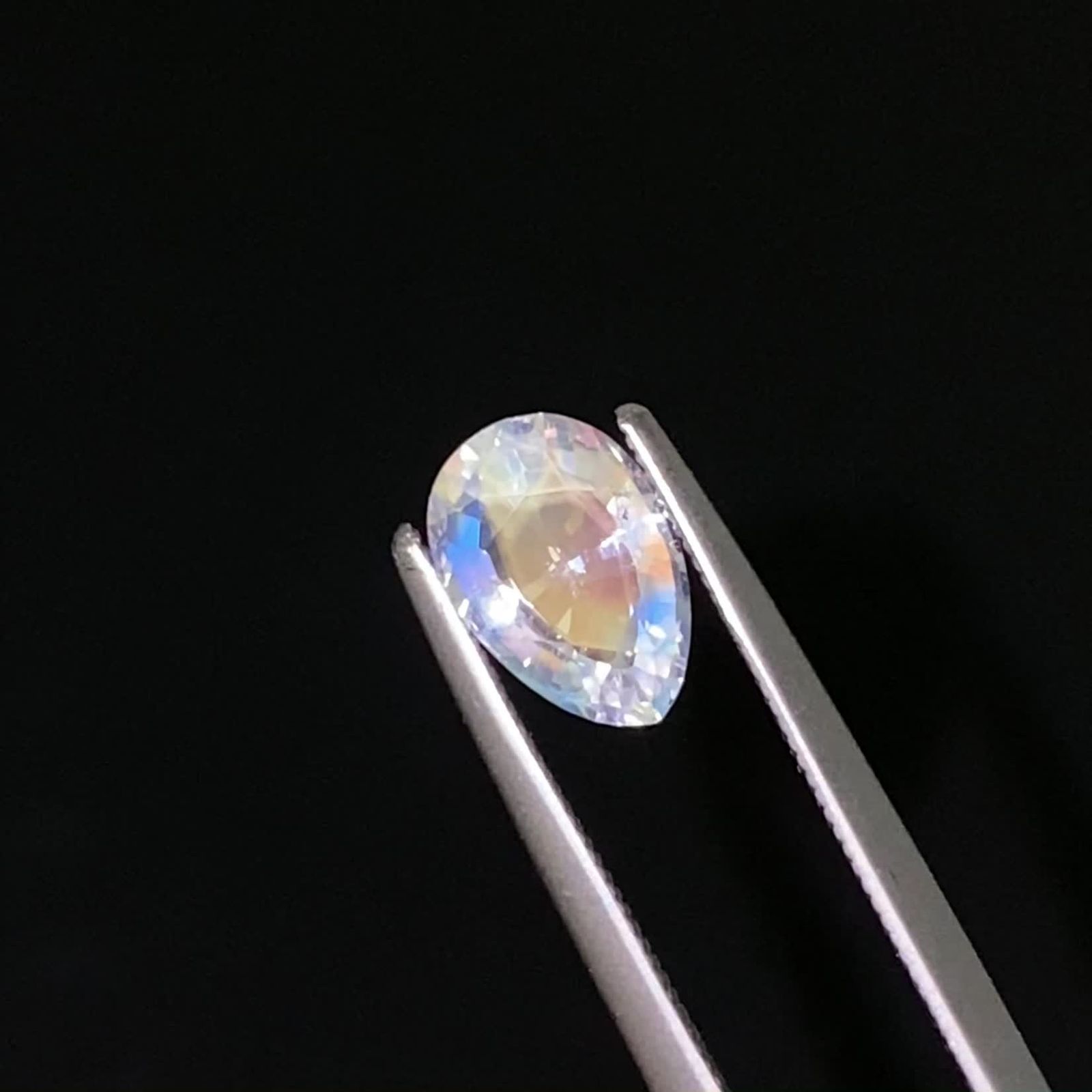 ハイクラス品　ホワイトラブラドライト(マダガスカル産レインボームーンストーン) ハイクラス品 ホワイトラブラドライト(マダガスカル産レインボー