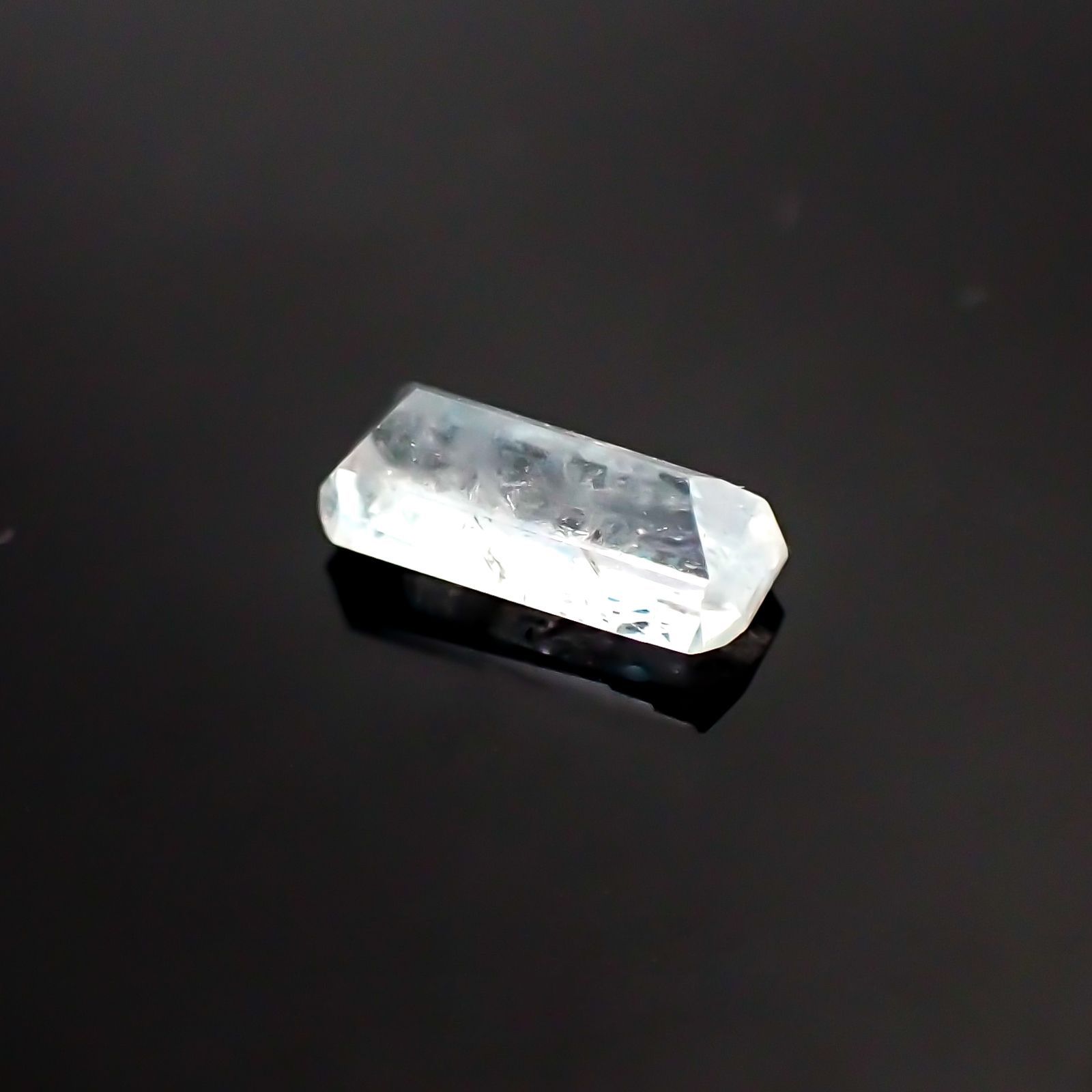 ユークレース(宝石名ユークレース) ブラジル産 0.658ct ソ付(彩珠)[21038474]7.6×3.2mm前後