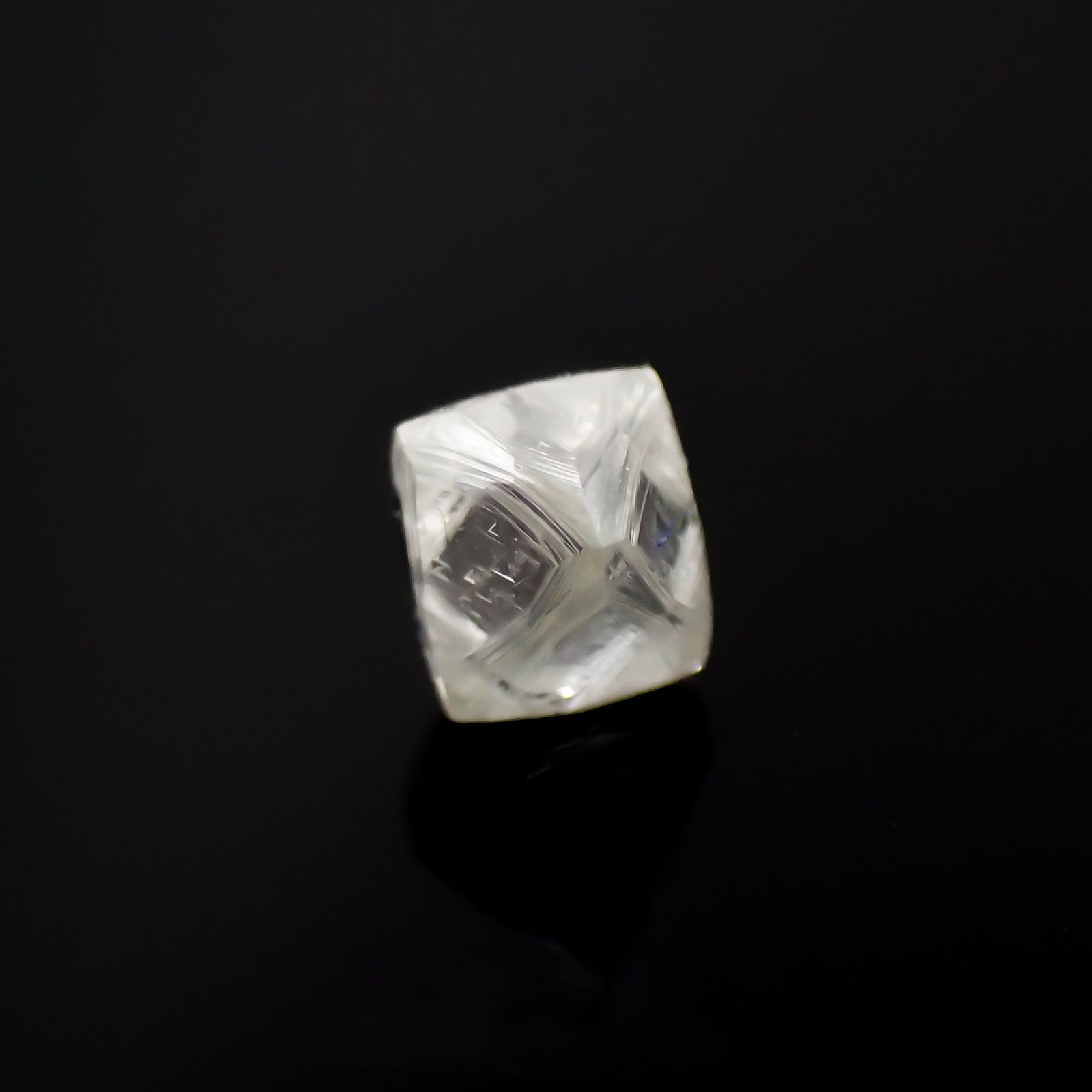 ソーヤブルダイヤモンド 原石(宝石名ダイアモンド)ロシア産 0.197ct ソ付(彩珠)[221219189]3.4x3.4mm前後
