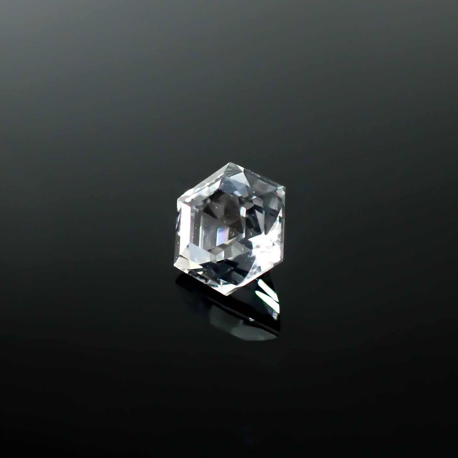◇ヘキサゴンカット◇レムリアンシードクリスタル(保証シール付き) ブラジル産 0.83ct / 5.8x5.8mm前後 [250730865]