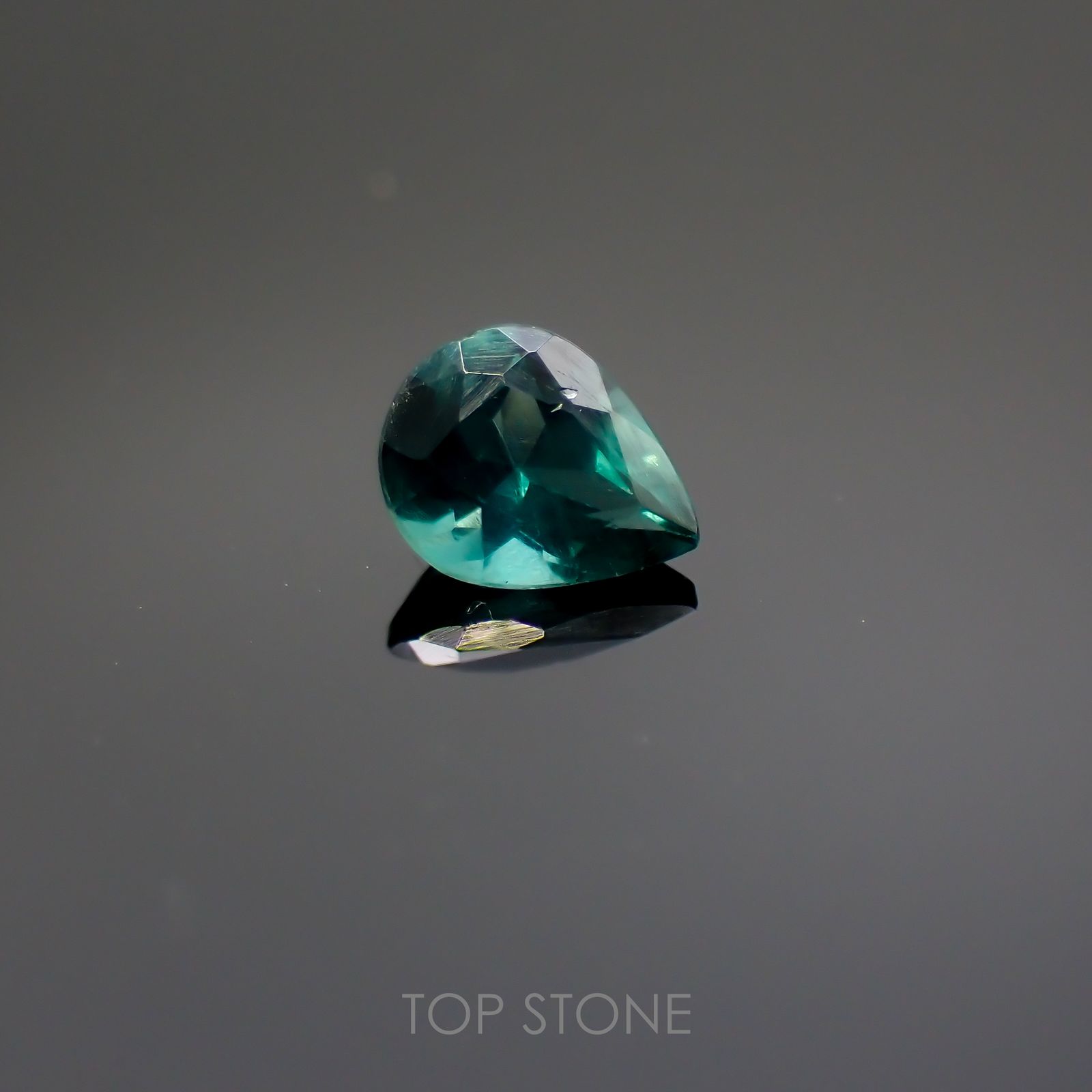 グリーンアパタイト(ノーブルモロキサイト)(宝石名アパタイト) マダガスカル産 0.25ct 識別済[211013539]4.8×3.7mm前後