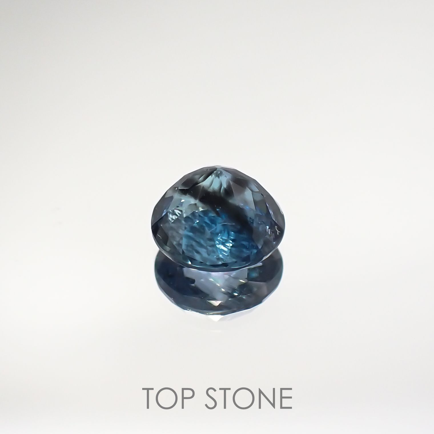 サンタマリアアクアマリン(宝石名アクアマリン) ブラジル産 0.634ct ソ付(彩珠)[210711904]5.5×5.5mm前後
