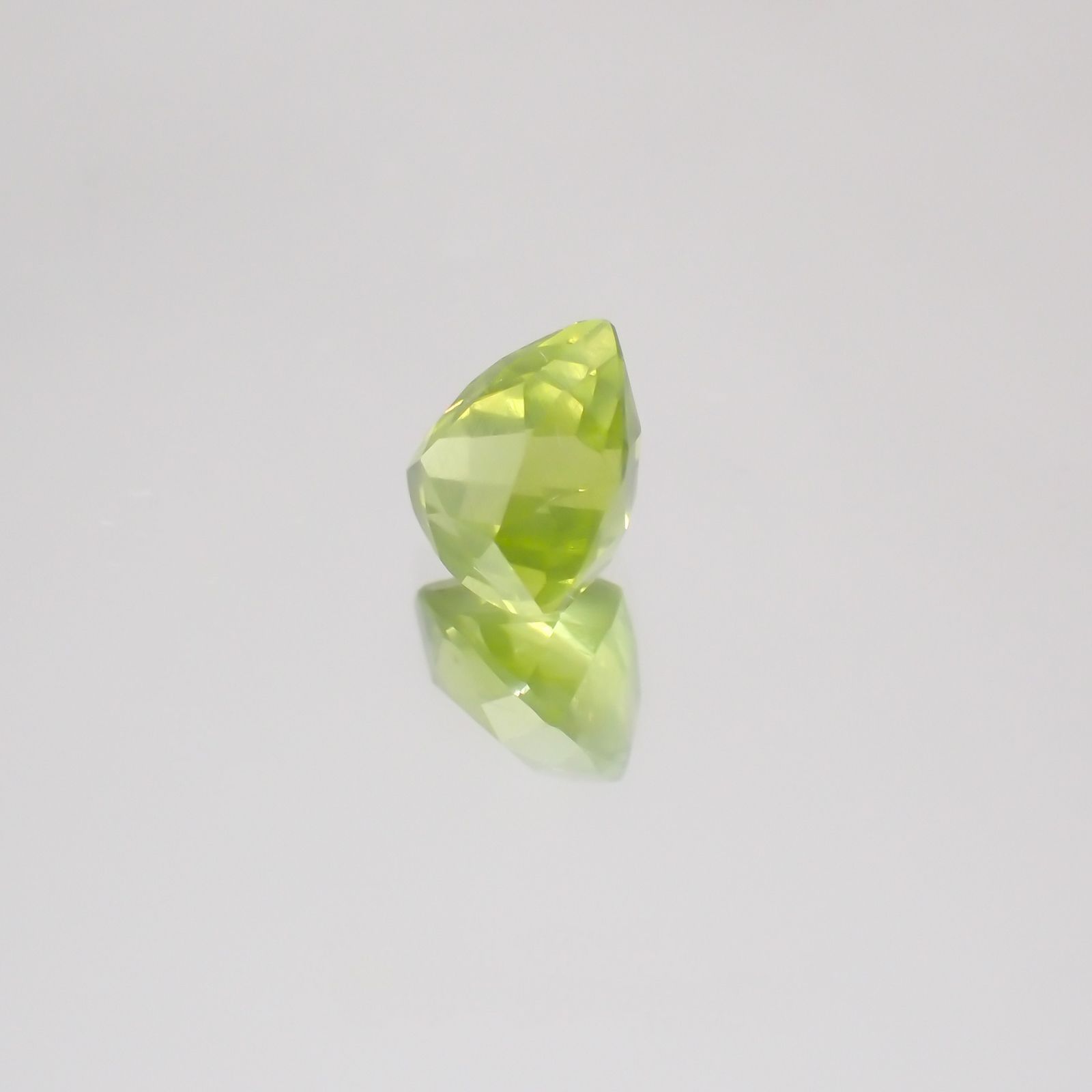 グリーンエンスタタイト(宝石名グリーン・エンスタタイト)カメルーン産 0.71ct 識別済[231224392]5.6x5.2mm前後