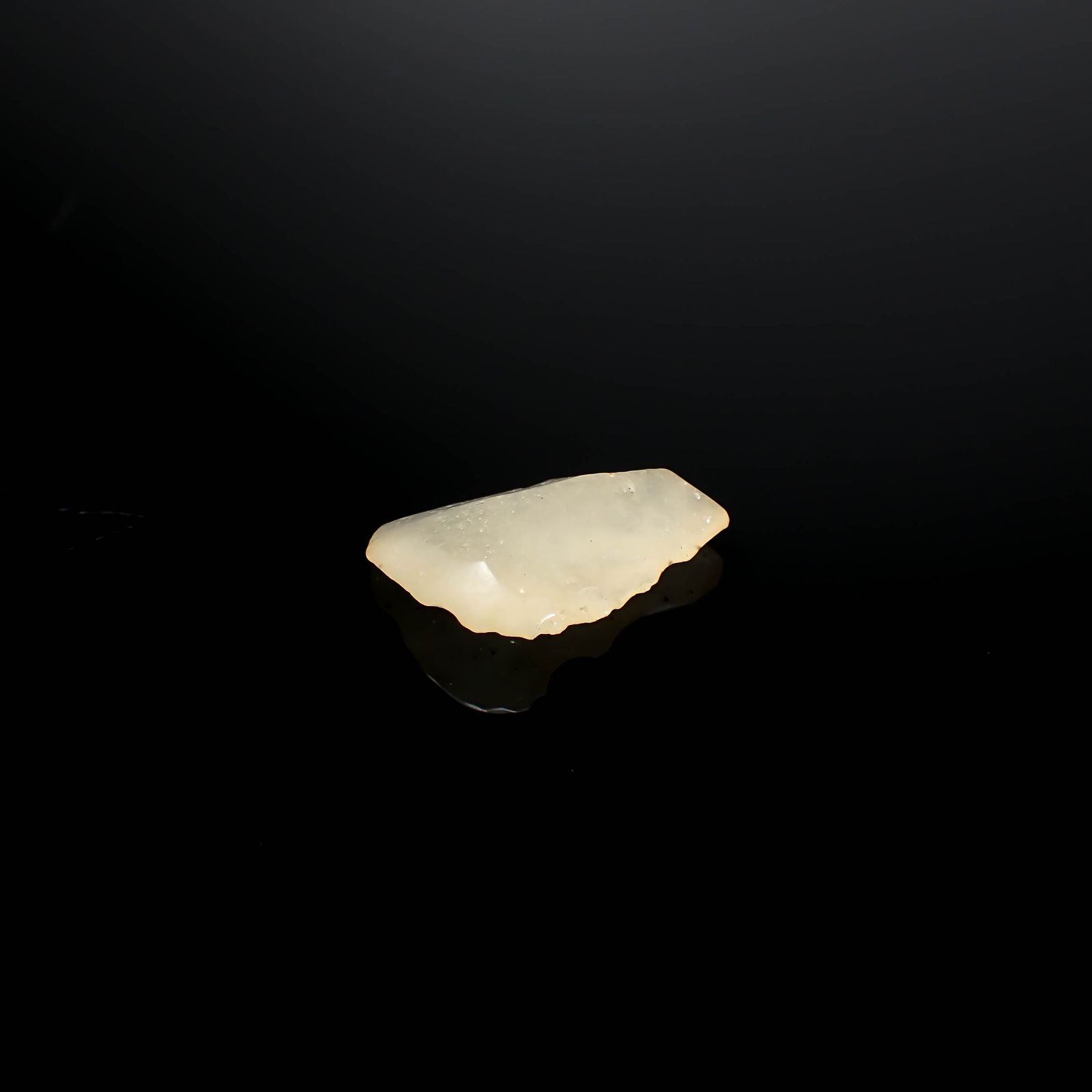リビアングラス 原石 発見地：エジプト・リビア砂漠 12.38ct [241029286]26.2x17.7mm前後