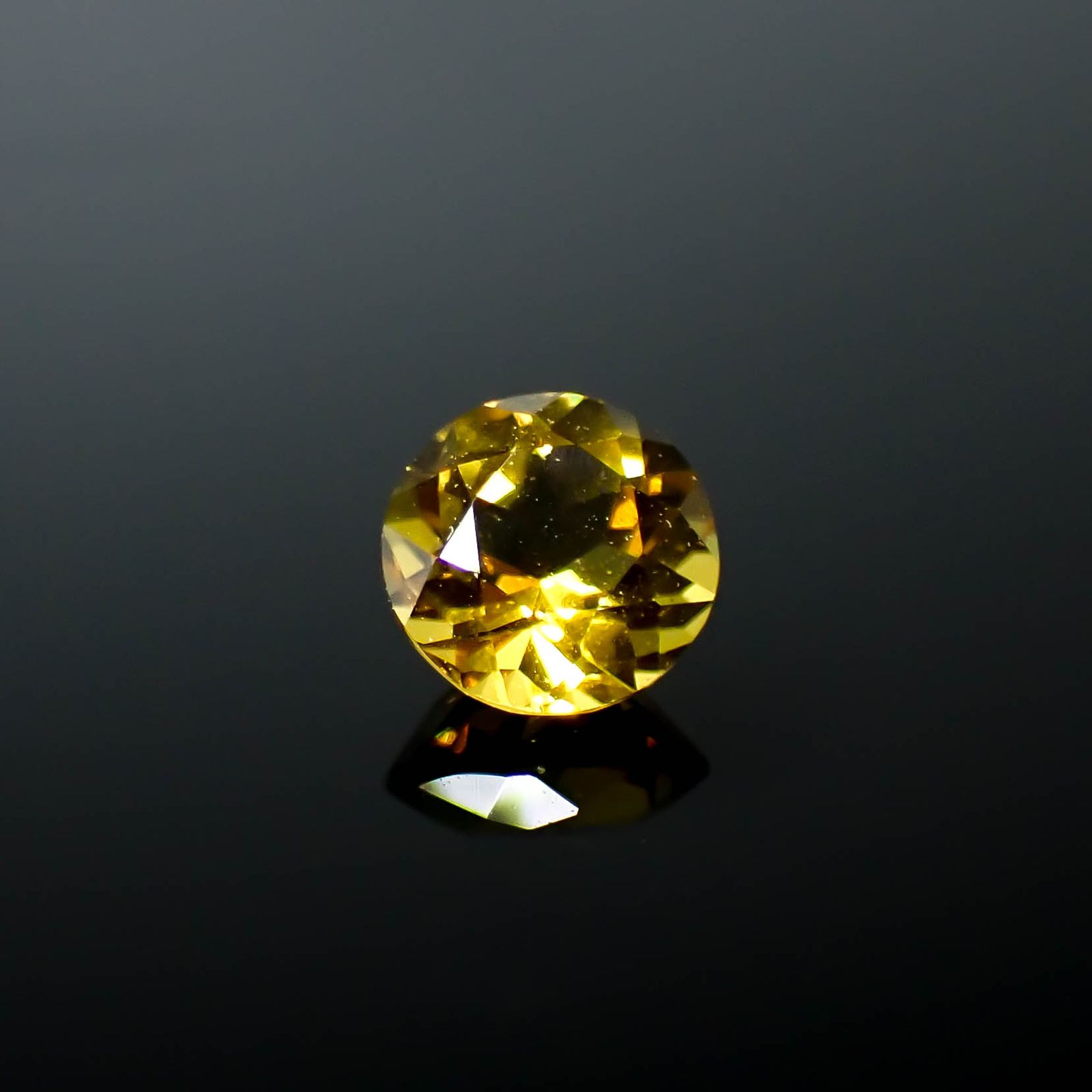 ゴールデンベリル(宝石名ベリル)ブラジル産 0.46ct 識別済[250530352]5.1x5.1mm前後