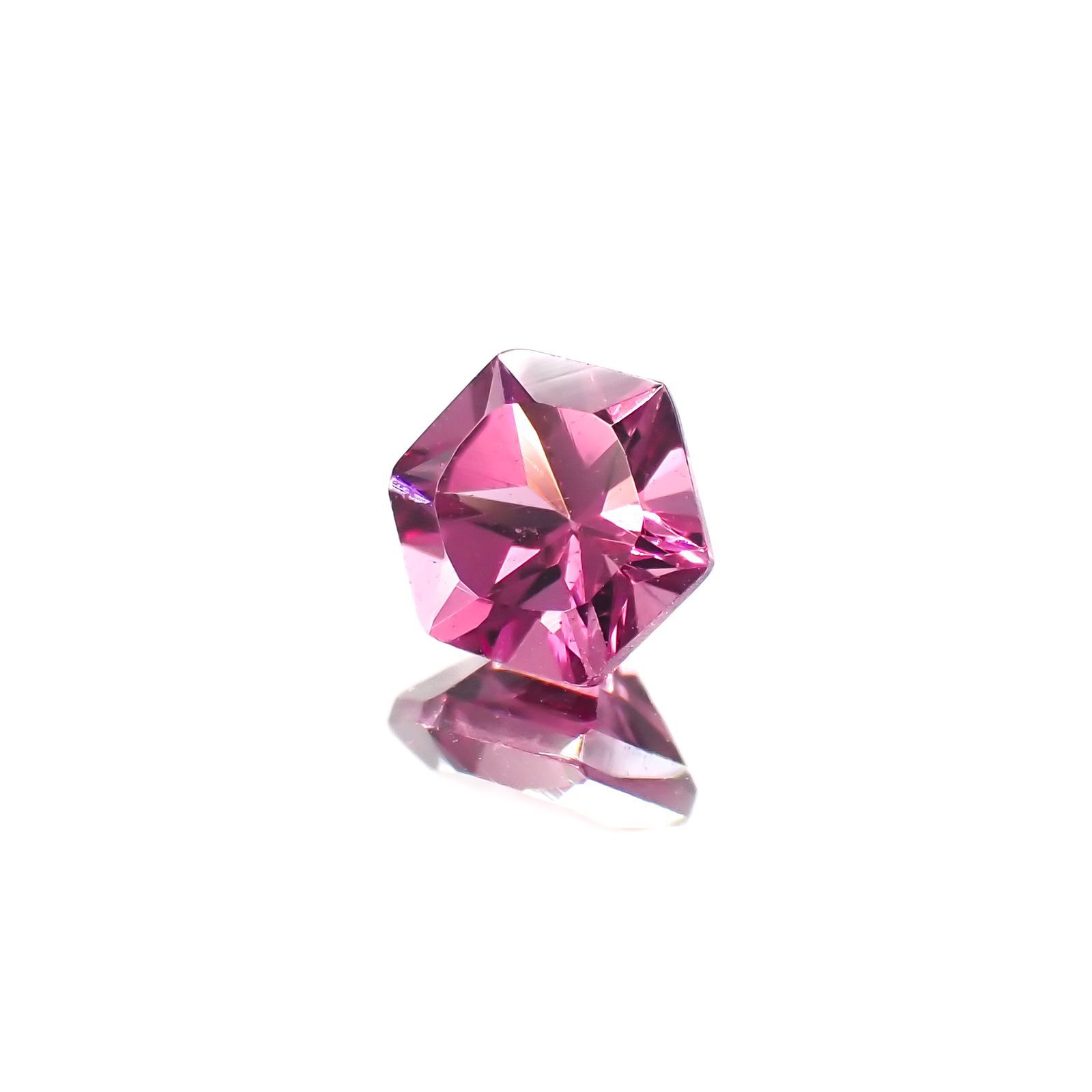 ◇ヘキサゴンカット◇カラーシフトマラヤガーネットSA(宝石名ガーネット)タンザニア産 0.74ct 識別済[220918044]5.1x5mm前後