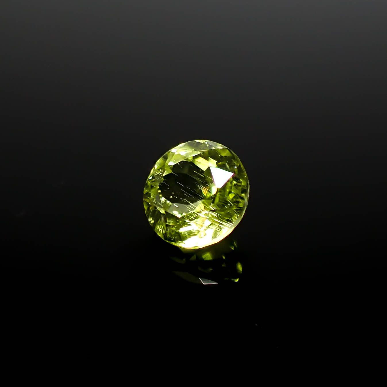 パラサイティックペリドット 採取地：インドネシア・ジェパラ 0.43ct [250730746]4.5x4.5mm前後