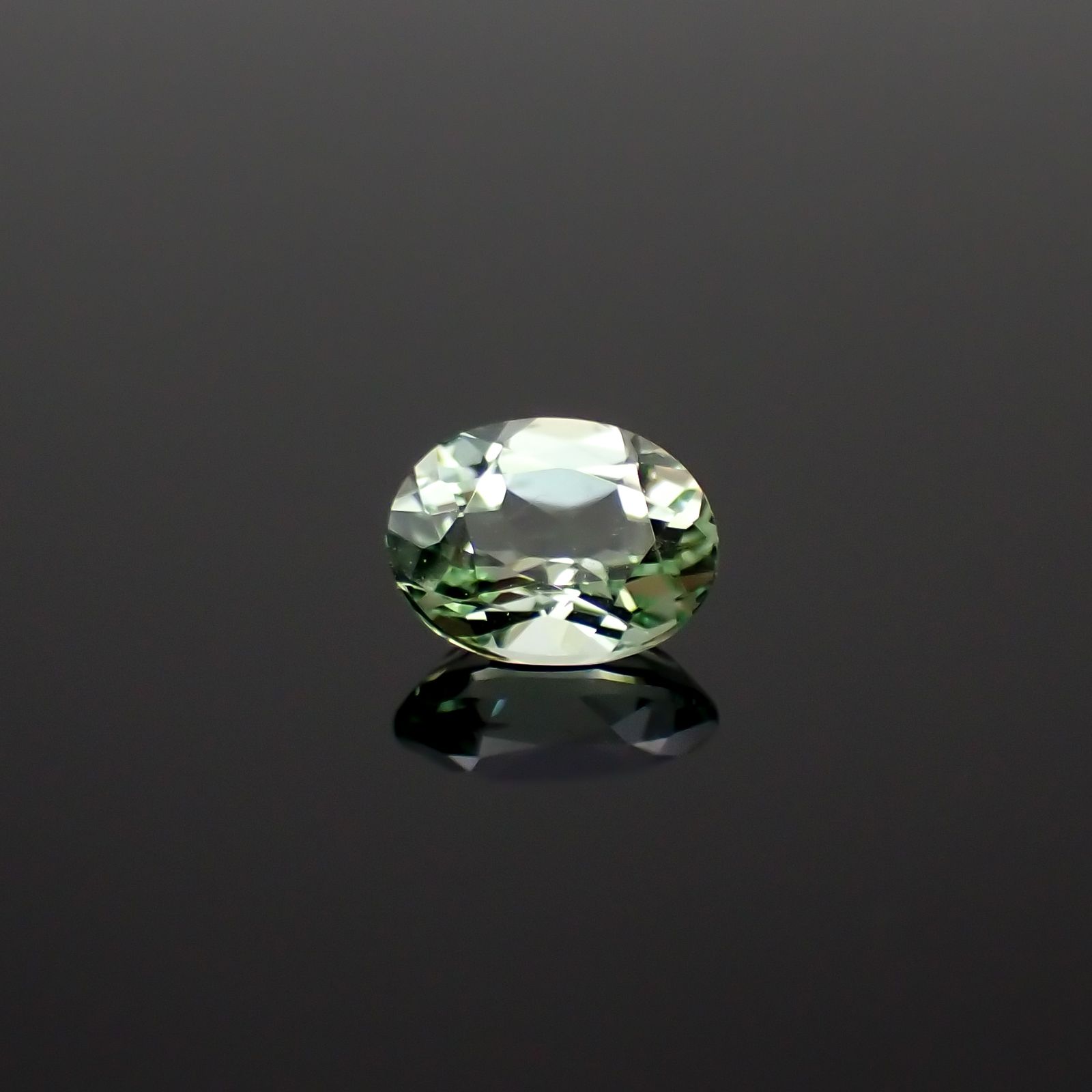 バナジウムコーネルピン(宝石名コーネルピン)タンザニア・タンガ州産 0.32ct 識別済[230320932]4.8x3.7mm前後