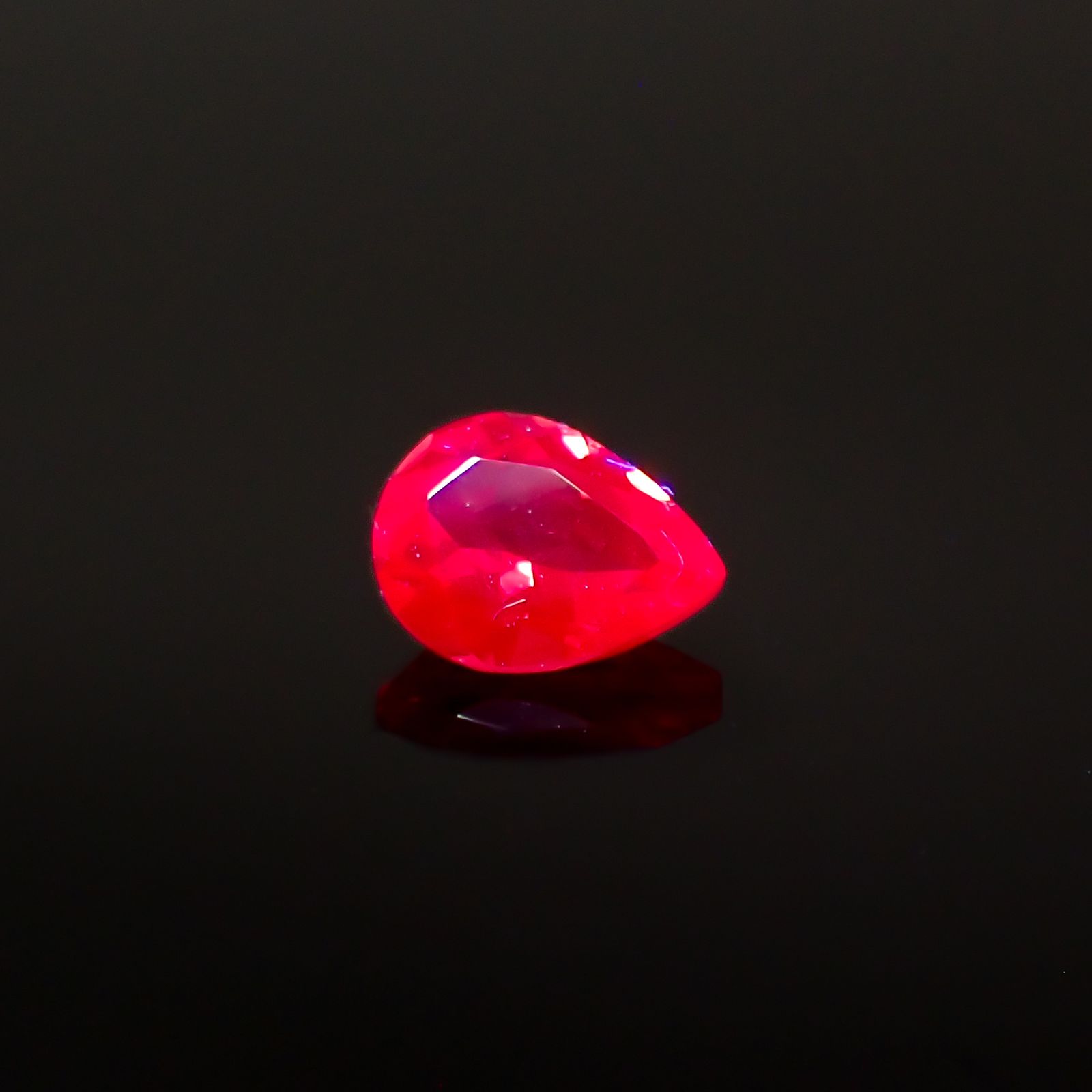 レッドスピネル(宝石名スピネル)タンザニア産 0.18ct 識別済