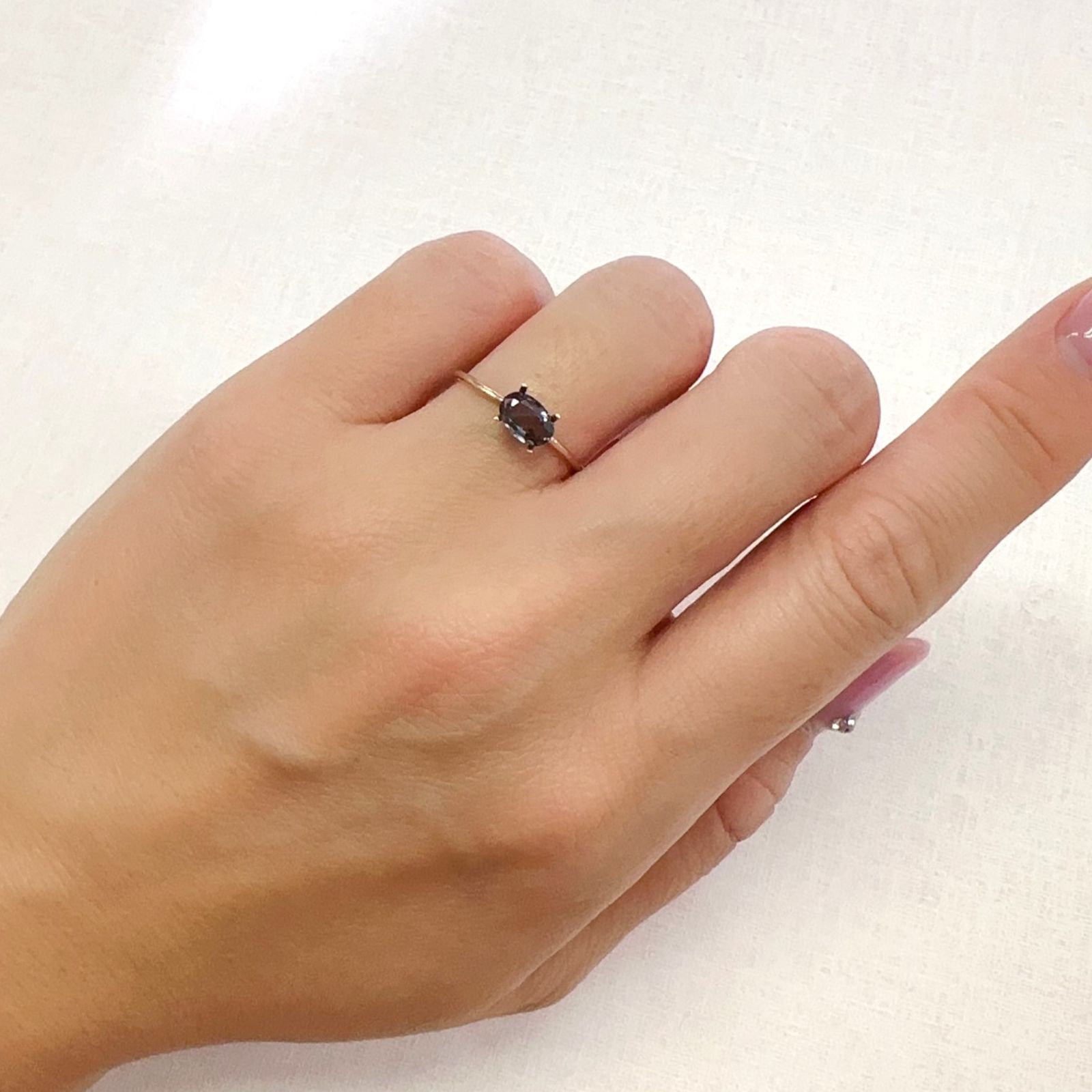 ベキリーブルーガーネット（カラーチェンジガーネット アレキタイプ）(宝石名パイロープ スペサルティン・ガーネット(カラーチェンジ・タイプ))マダガスカル・ベキリー産 0.597ct ソ付(彩珠)[231124117]6.4x4.3mm前後