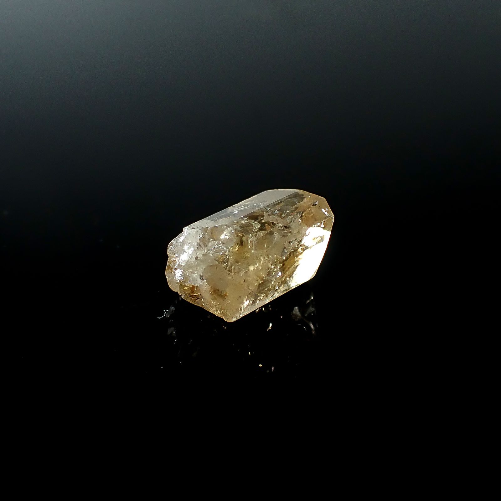 インペリアルトパーズ 原石 ザンビア産 11.02ct / 14.8x11mm前後 [250730935]