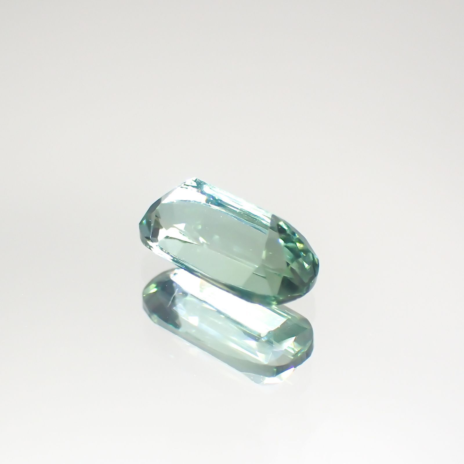 ブルーグリーントルマリン(宝石名グリーン・トルマリン) アフガニスタン産 0.94ct 識別済[211013584]8.1×4.1mm前後