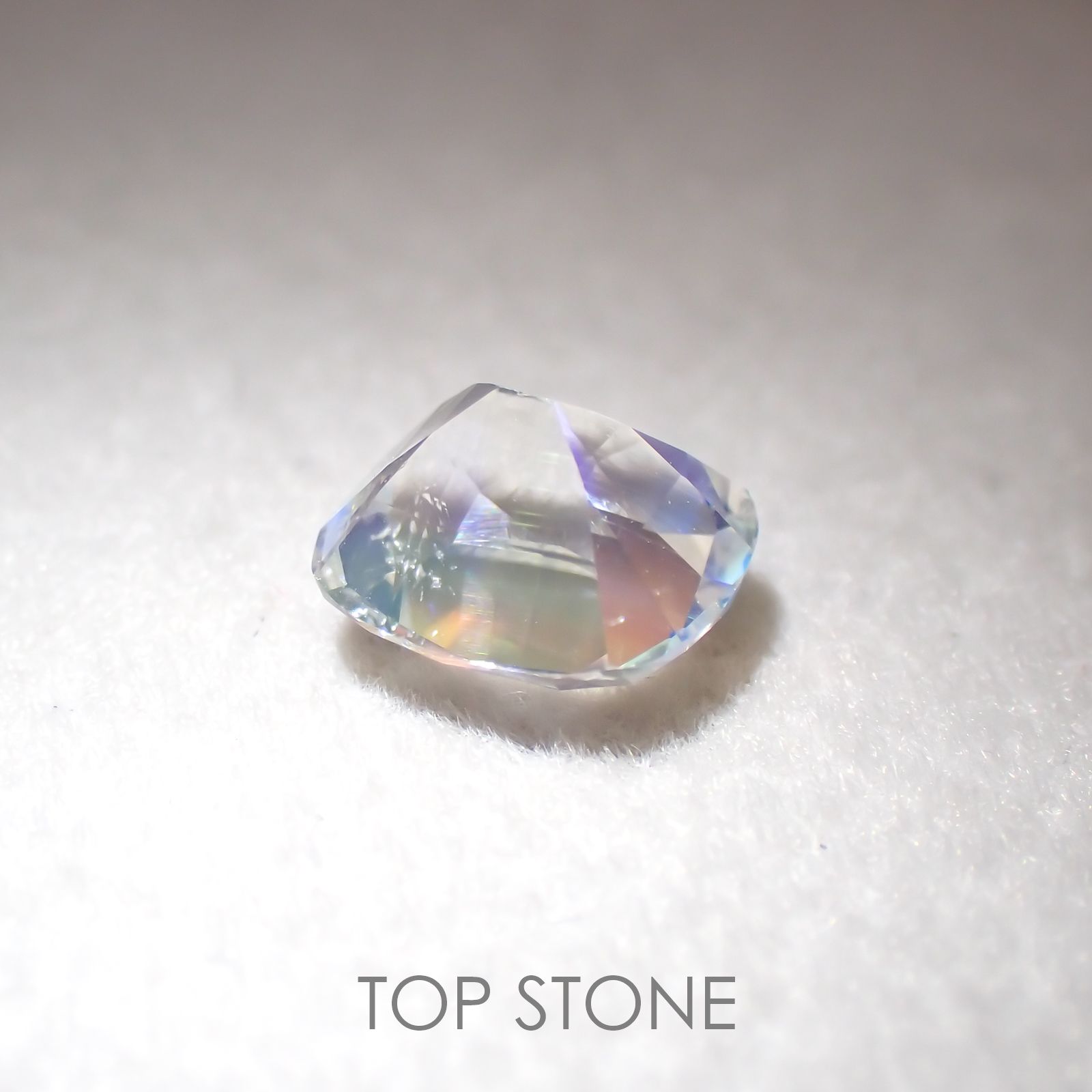 レインボームーンストーン(アンデシンラブラドライト) マダガスカル産 ルース 0.87ct[210410400]6.2×5.7mm前後