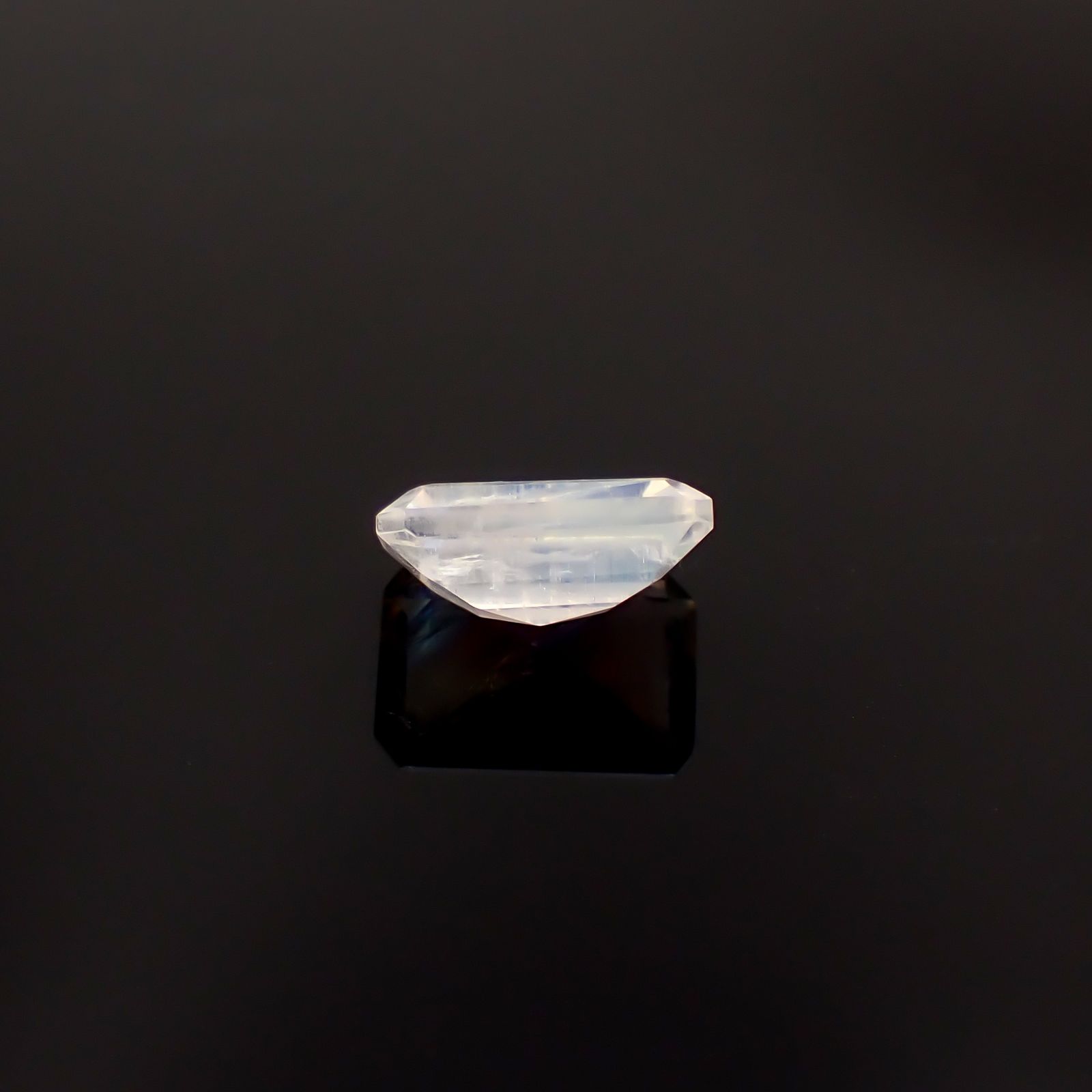 レインボームーンストーン インド・ビハール産 2.59ct / 10.5x7mm前後 [260431968]