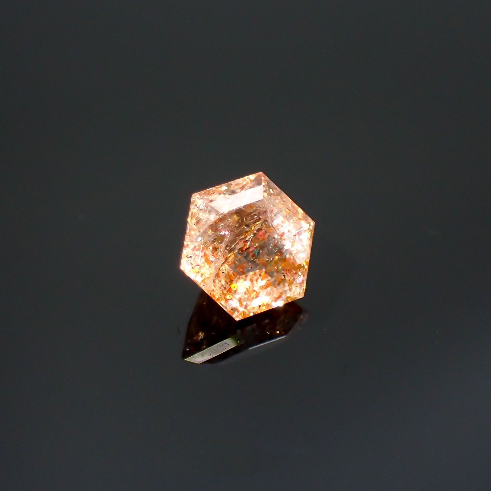 ◇ヘキサゴンカット◇イリュージョンサンストーン インド産 0.58ct / 5.1x5mm前後 [260215487]