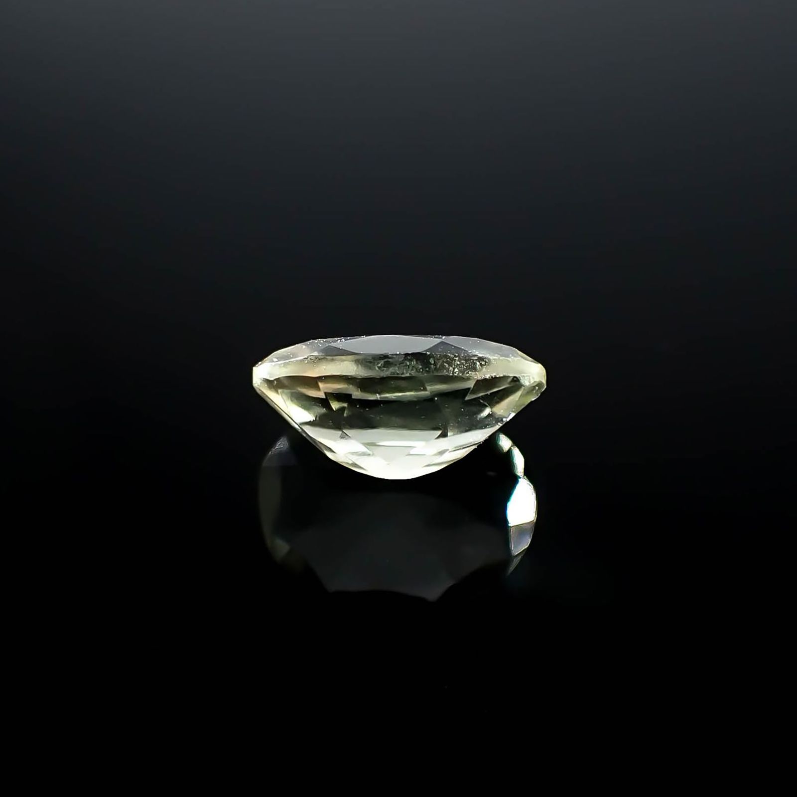 リビアングラス 発見地：エジプト・リビア砂漠 2.58ct / 11.5x8.8mm前後 [251131304]
