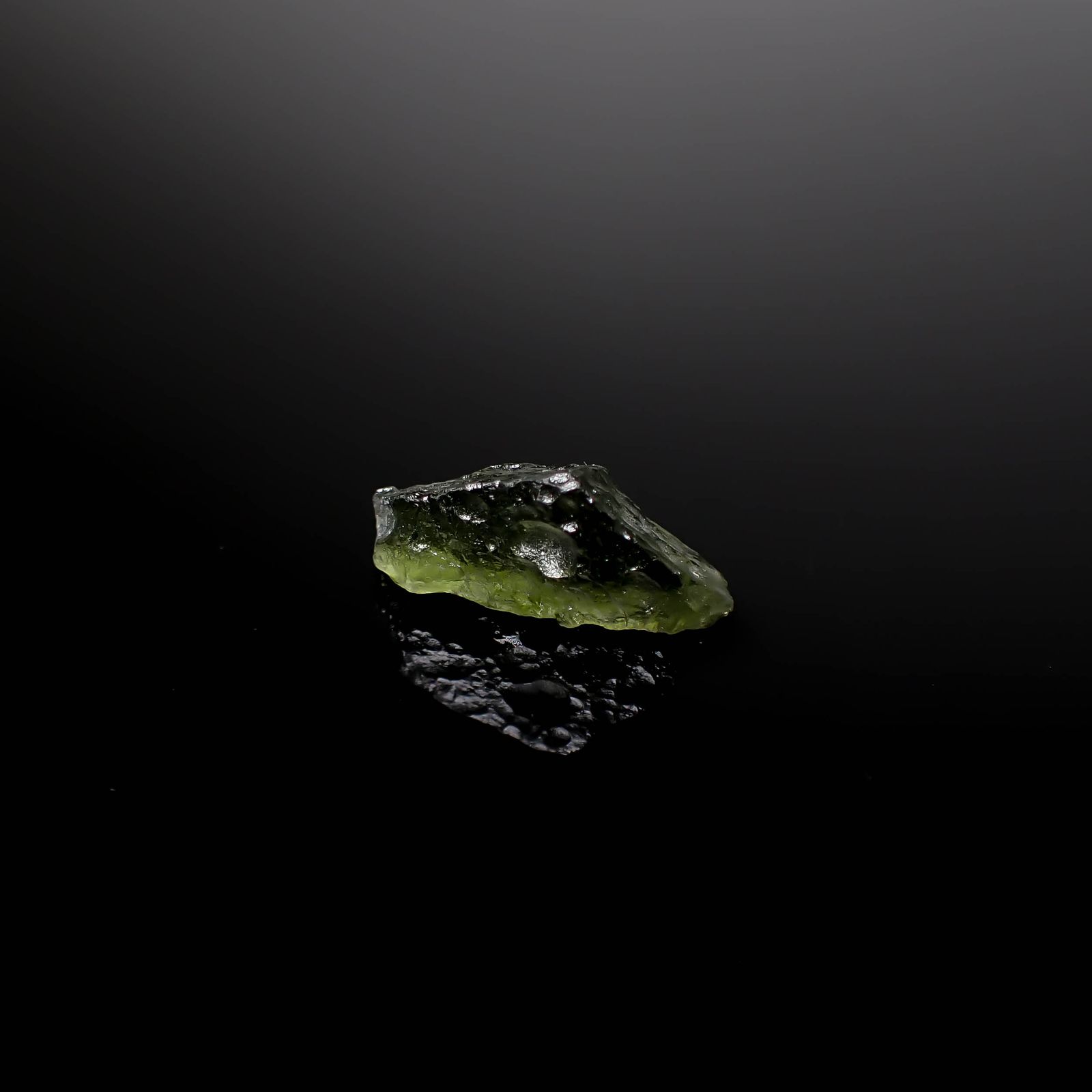 モルダバイト 原石 発見地：旧チェコスロバキア 5.45ct [241029294]19.8x8.6mm前後