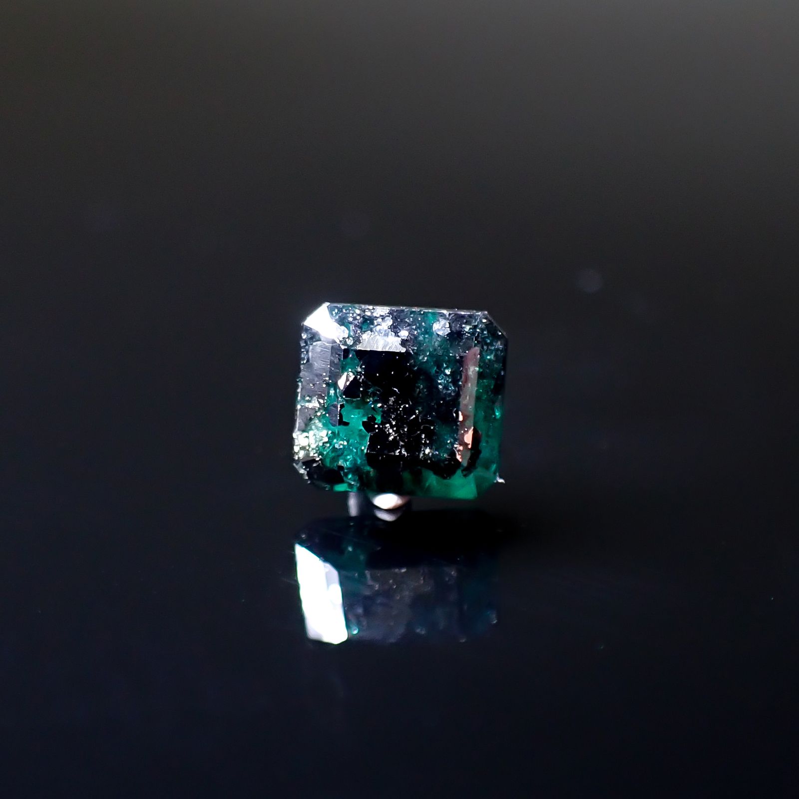 ◇リバーシブル◇パイライトインエメラルド コロンビア産 0.70ct [241229560]6.1x5.5mm前後