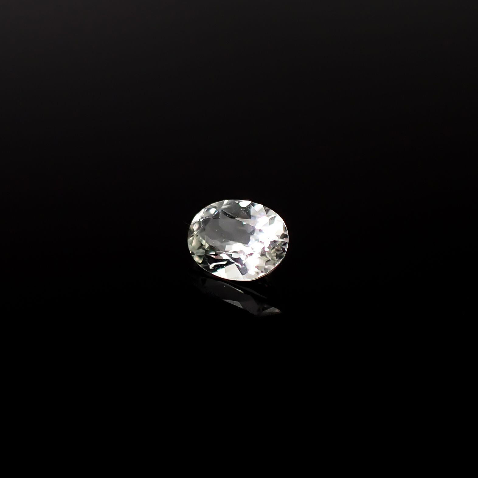 アクロアイト ナイジェリア産 0.25ct / 4.6x3.5mm前後 [251231361]