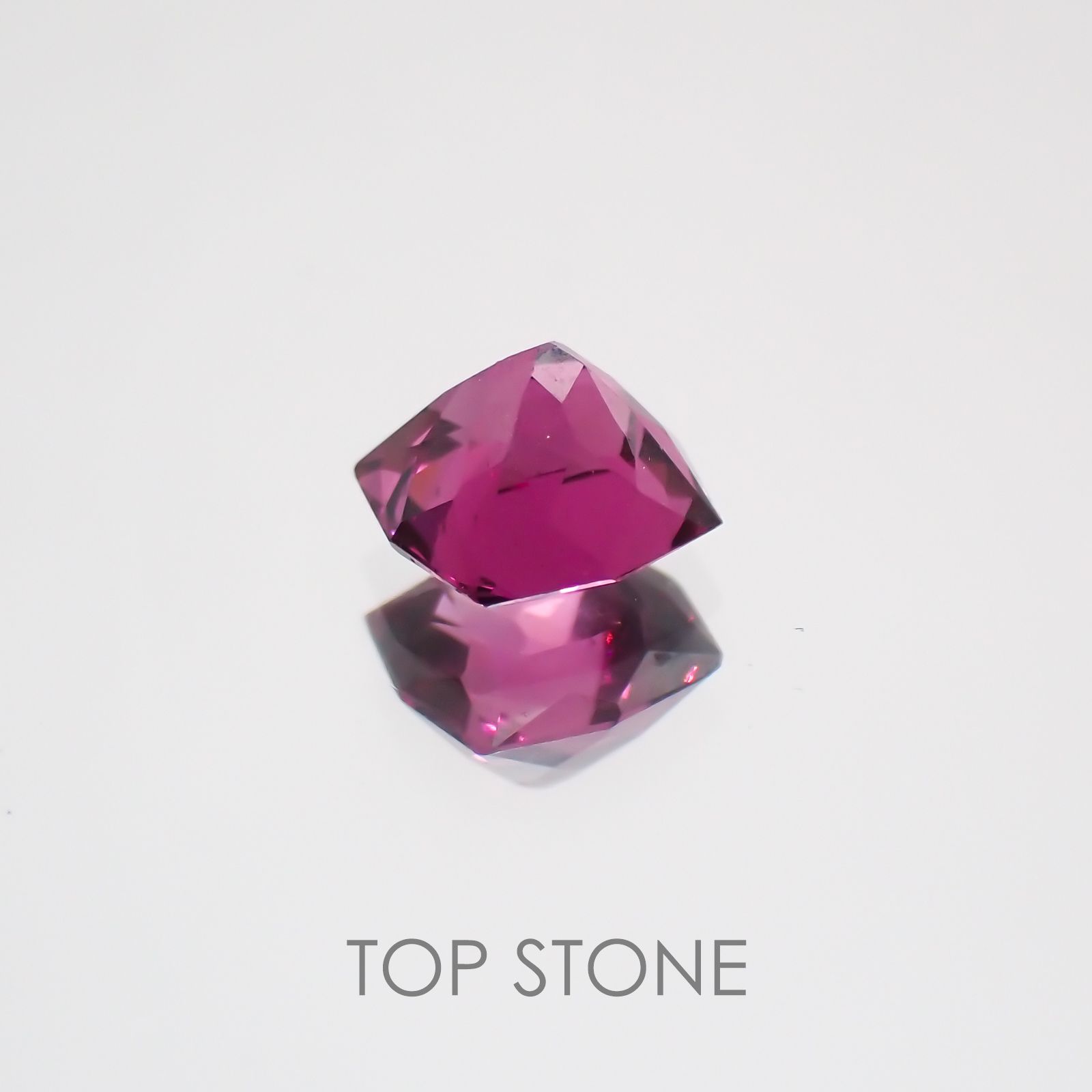 ◇カスタムカット◇グレープガーネット(宝石名ガーネット) ブラジル産 0.52ct 識別済[21059700]4.6×4.4mm前後