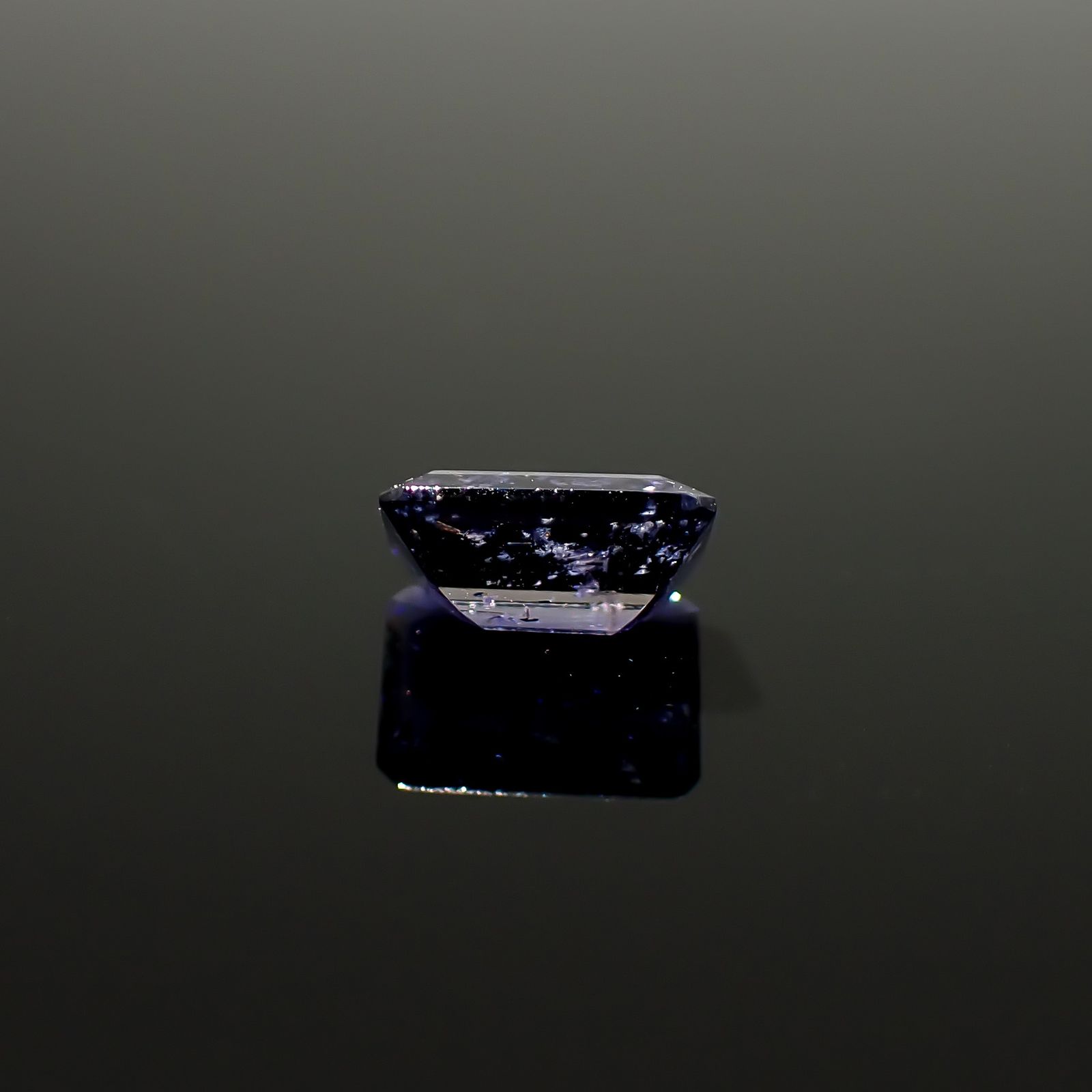 アイオライトサンストーン インド/ブラジル産 0.81ct / 6.9x5mm前後 [260932635]