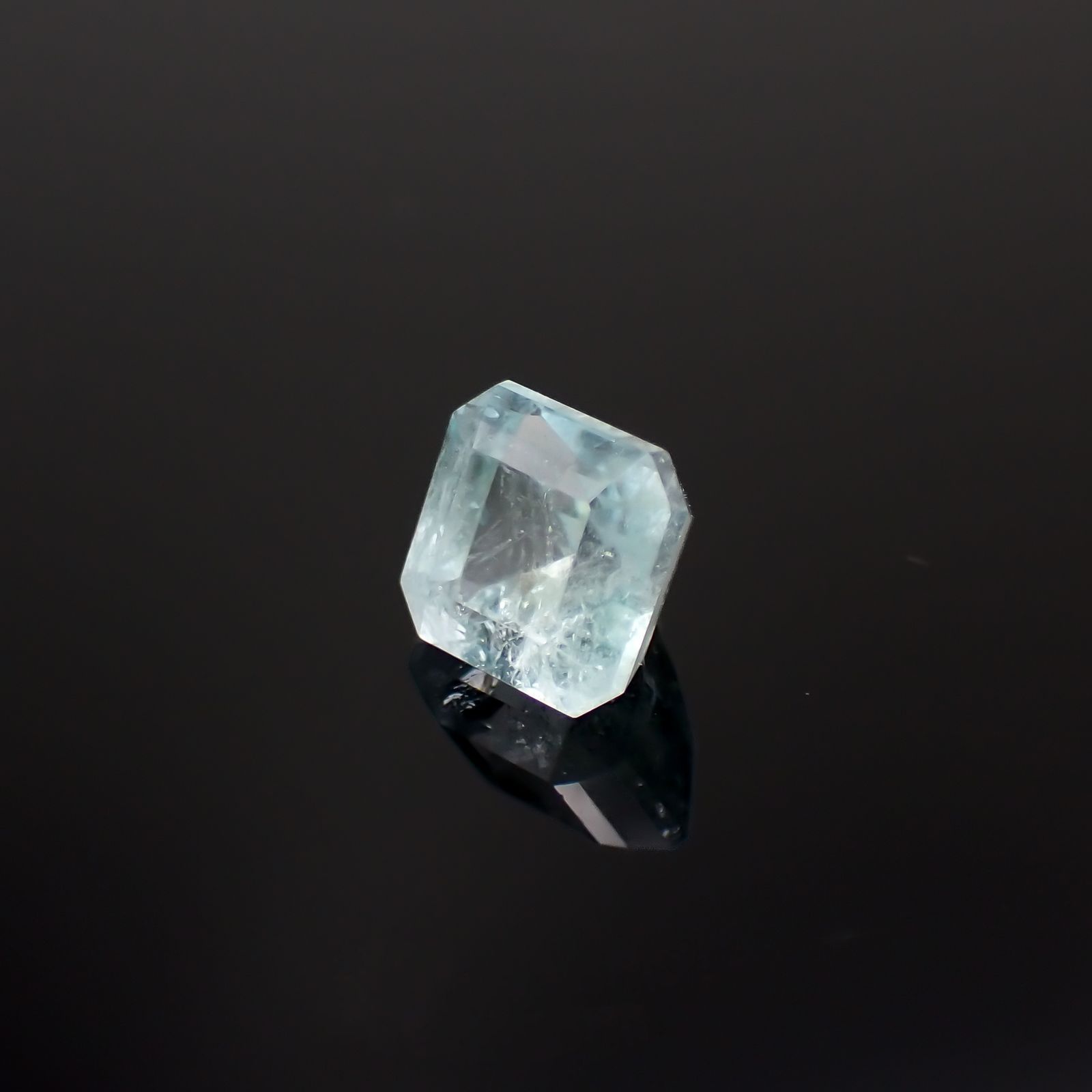 ユークレース(宝石名ブルー・ユークレース)コロンビア産 2.368ct ソ付(彩珠)[221018850]7.6x7.2mm前後