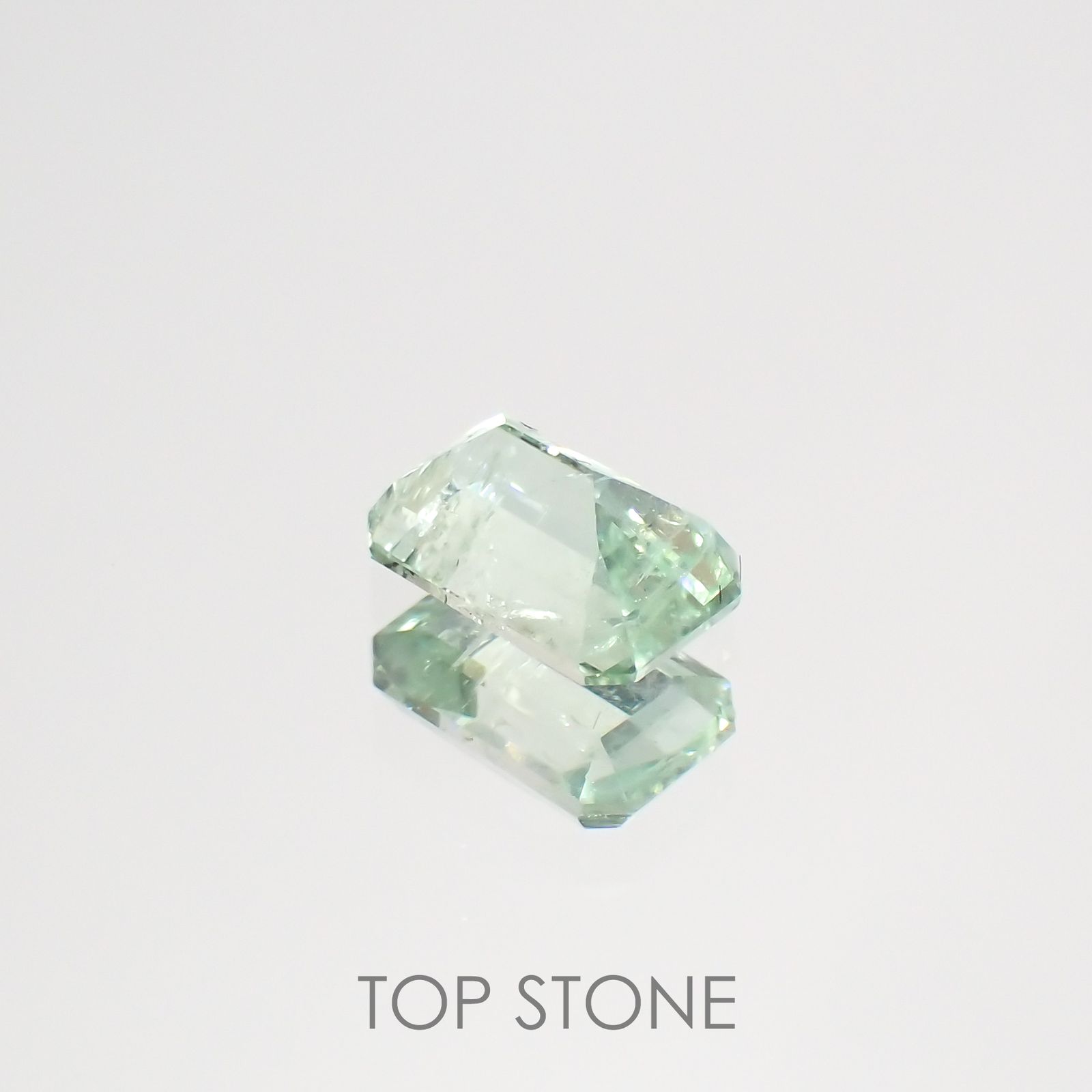 バナジウムコーネルピン(宝石名コーネルピン)タンザニア・タンガ州産 0.91ct 識別済[220115621]6.7x4.4mm前後