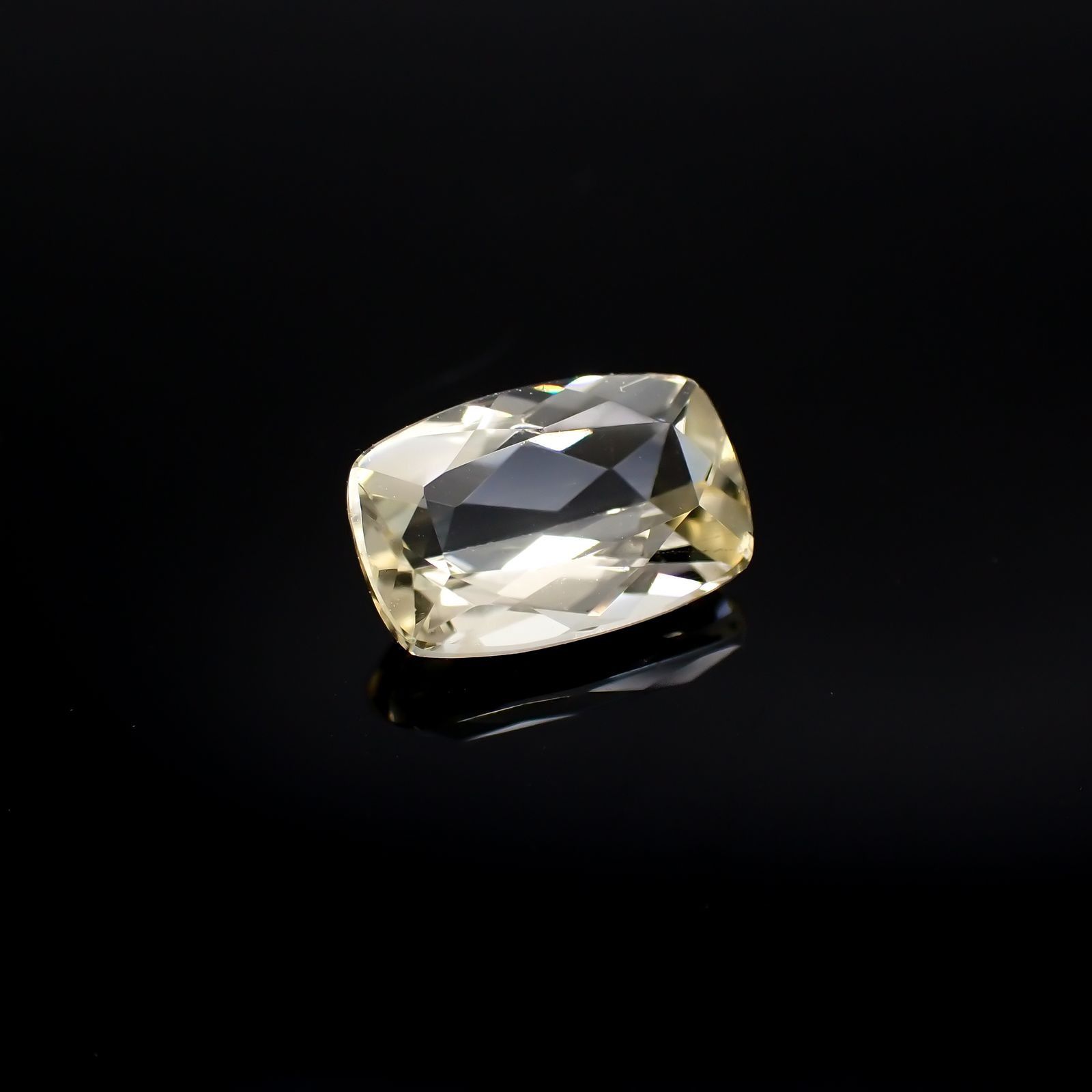 イエロースキャポライト(宝石名イエロー・スキャポライト)ブラジル・ミナスジェライス州産 識別済 1.44ct / 9.1x5.9mm前後 [251118022]