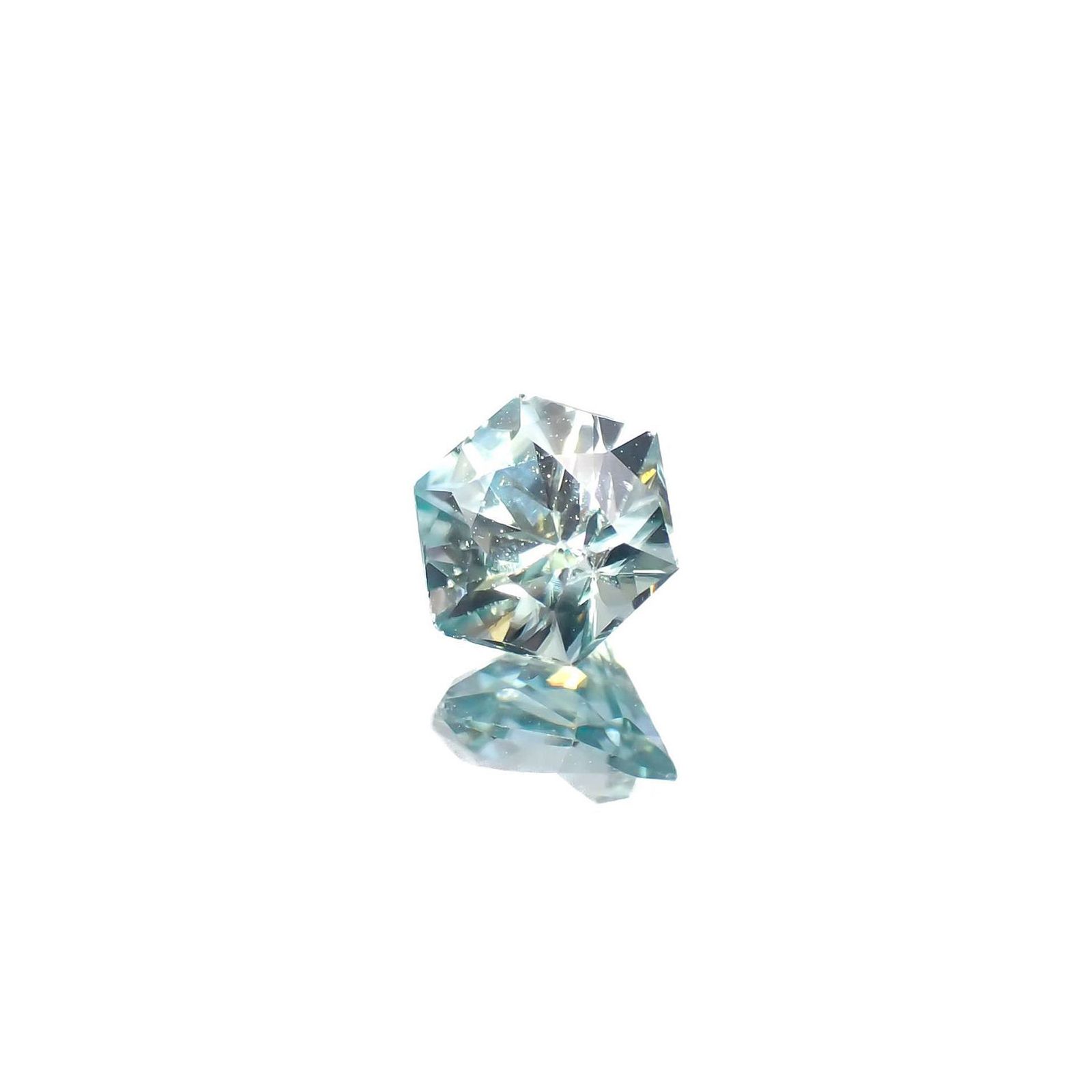 ◇ヘキサゴンカット◇アイスブルージルコン(宝石名ジルコン)カンボジア産 0.80ct 識別済[230320857]4.9x4.7mm前後