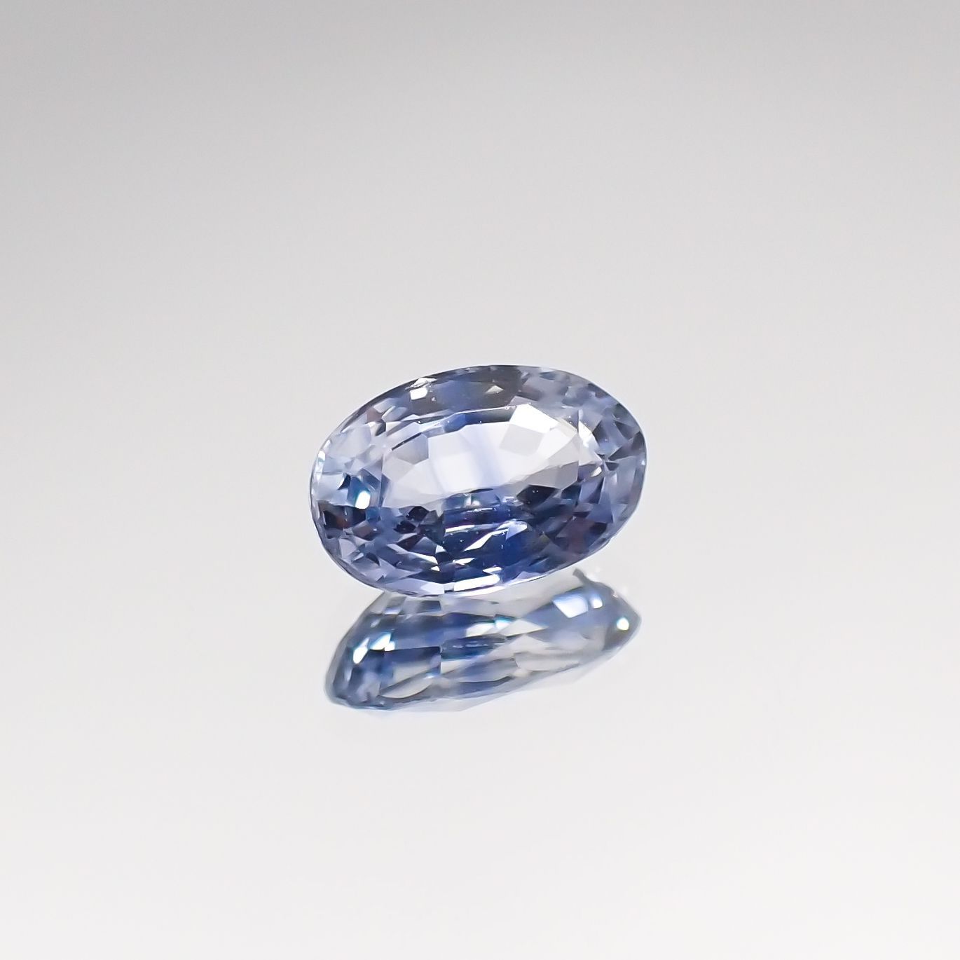 アイスブルーサファイア スリランカ・マダガスカル産 ルース 0.57ct[210711171]6.1×3.9mm前後