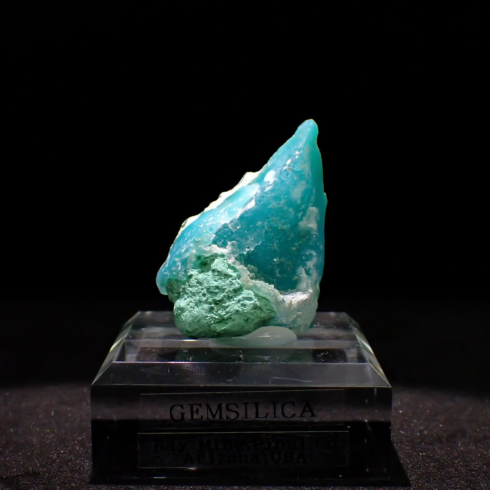 ジェムシリカ原石 アメリカ・アリゾナ州レイマイン産 アクリル台座付き 108.56ct(21.71g) / 20.7x31.4x39.5mm前後 [260632496]