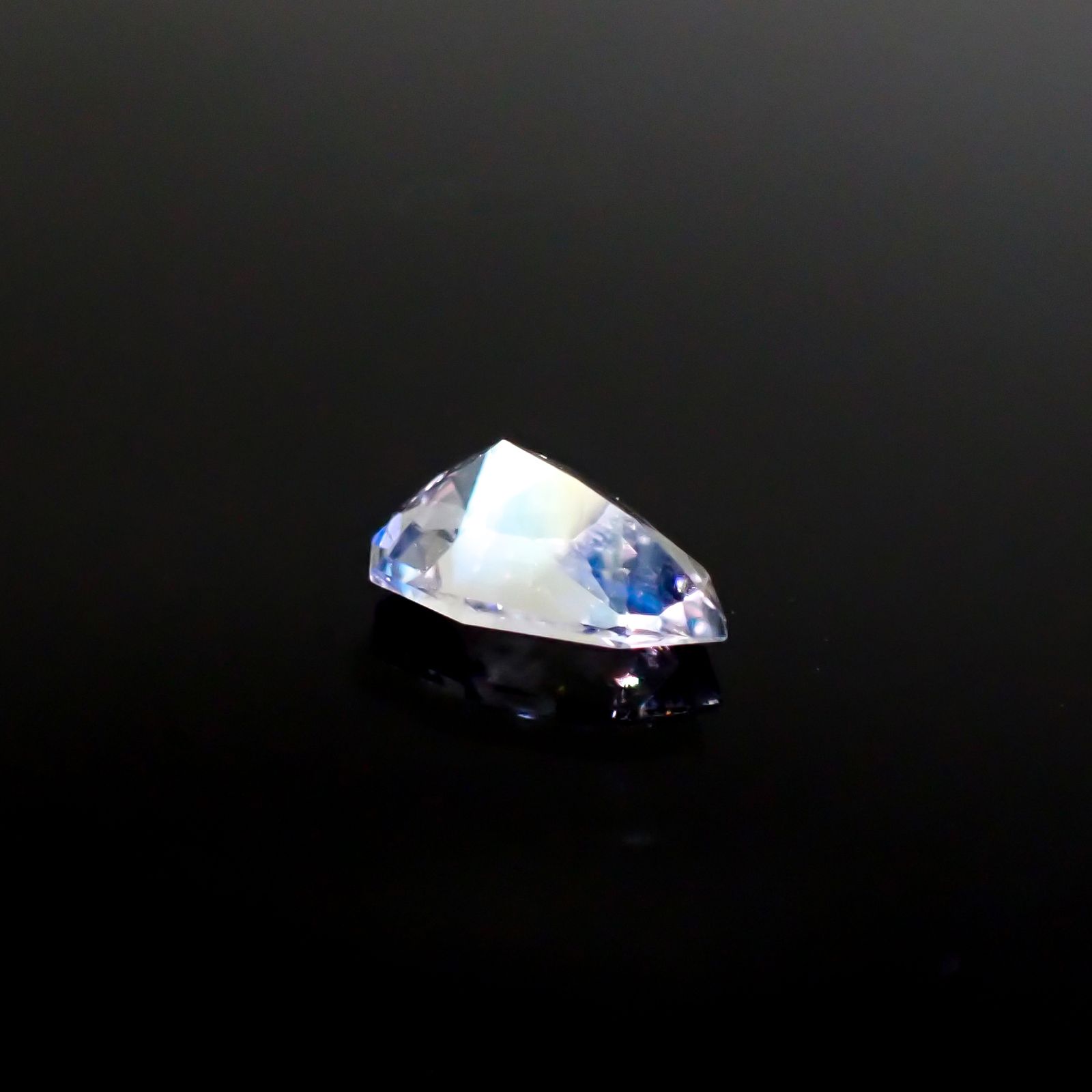 ◇カスタムカット◇レインボームーンストーン マダガスカル産 0.70ct [250229847]8x5.2mm前後