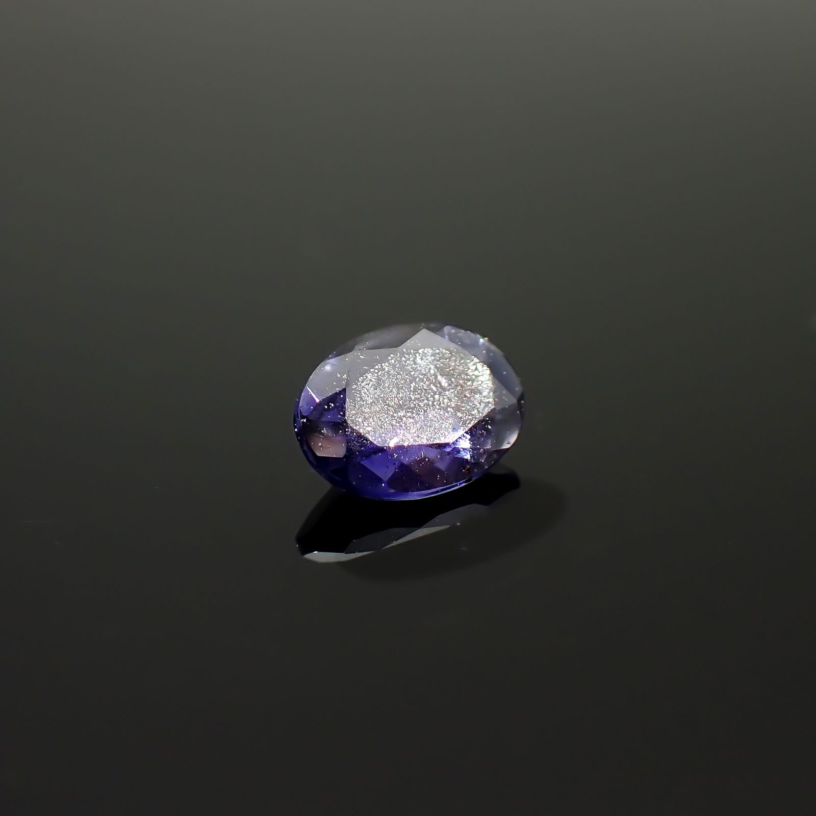アイオライトサンストーン インド/ブラジル産 0.55ct / 7x5mm前後 [260932634]