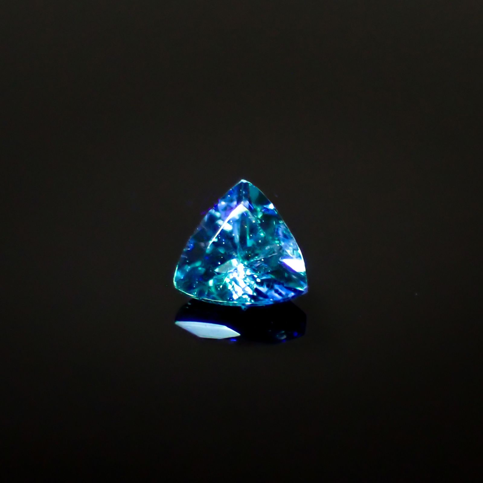 ブルーコーネルピン(宝石名ブルー・コーネルピン)タンザニア産 0.19ct 識別済[240527688]3.7x3.7mm前後