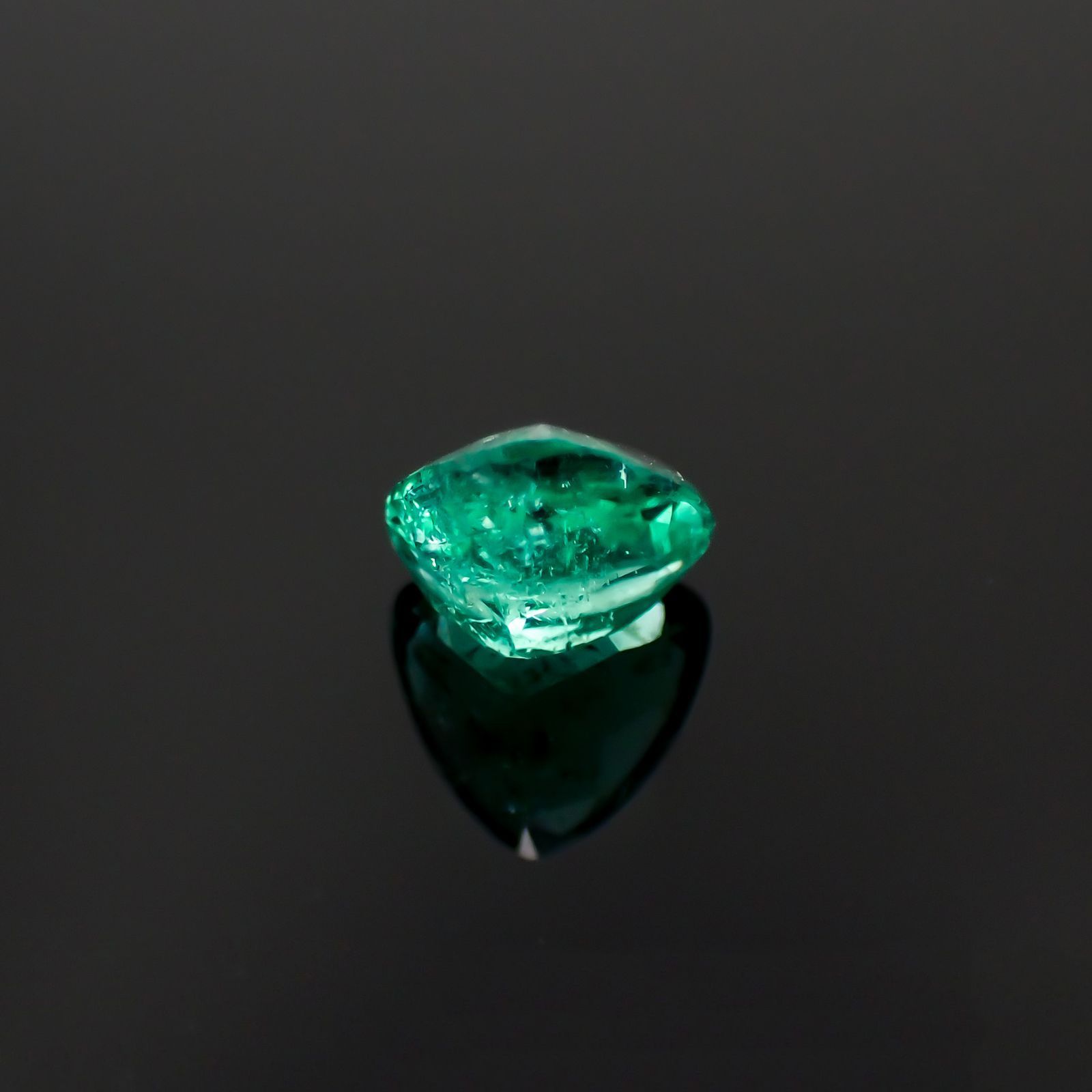 パライバトルマリン(宝石名トルマリン/別名パライバ・トルマリン)ブラジル・キントス鉱山産 ソ付(宝貴協) 0.468ct / 5x4.9mm前後 [221018728]