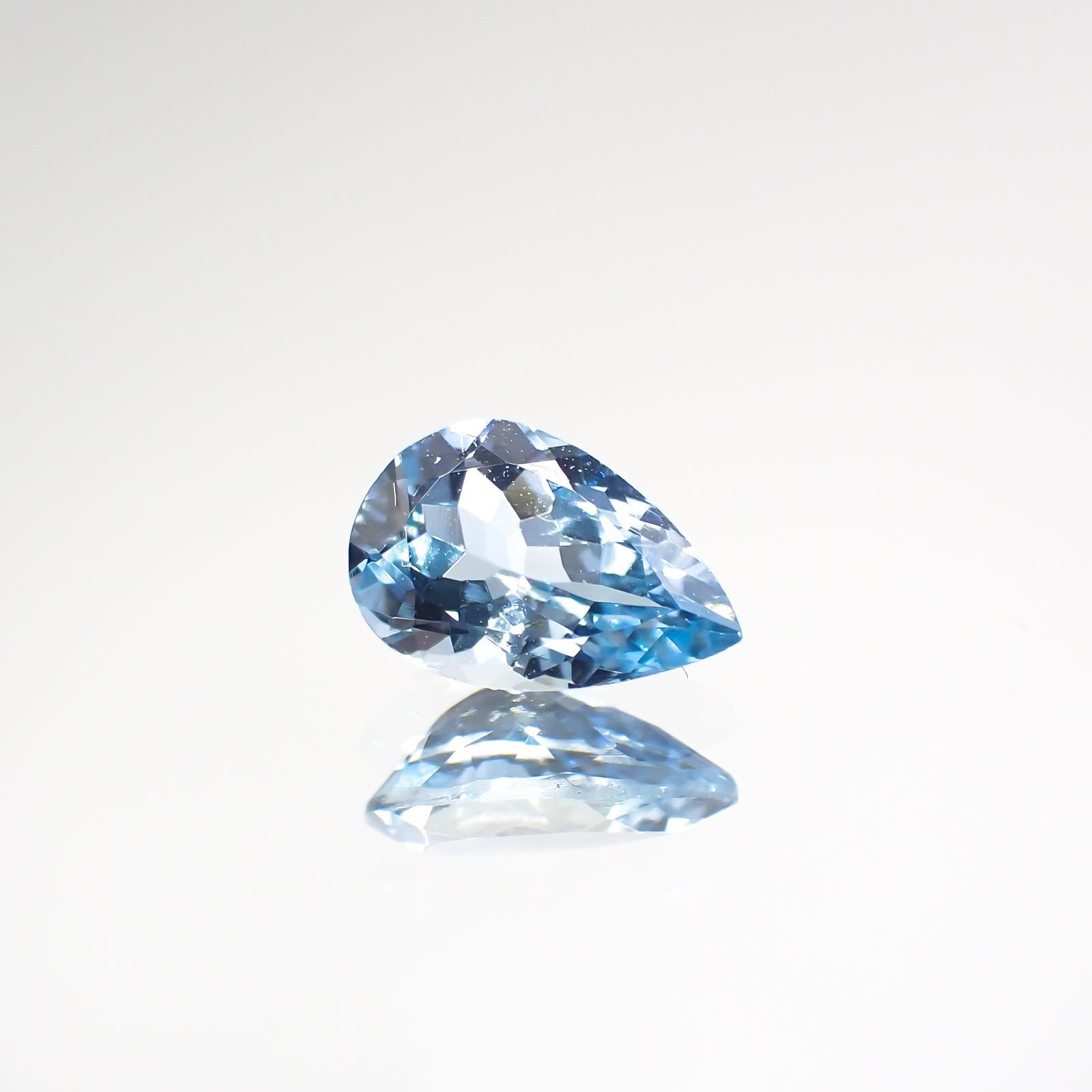 サンタマリアアクアマリン(宝石名アクアマリン) ブラジル産 0.576ct ソ付(彩珠)[210812632]7.2×4.8mm前後