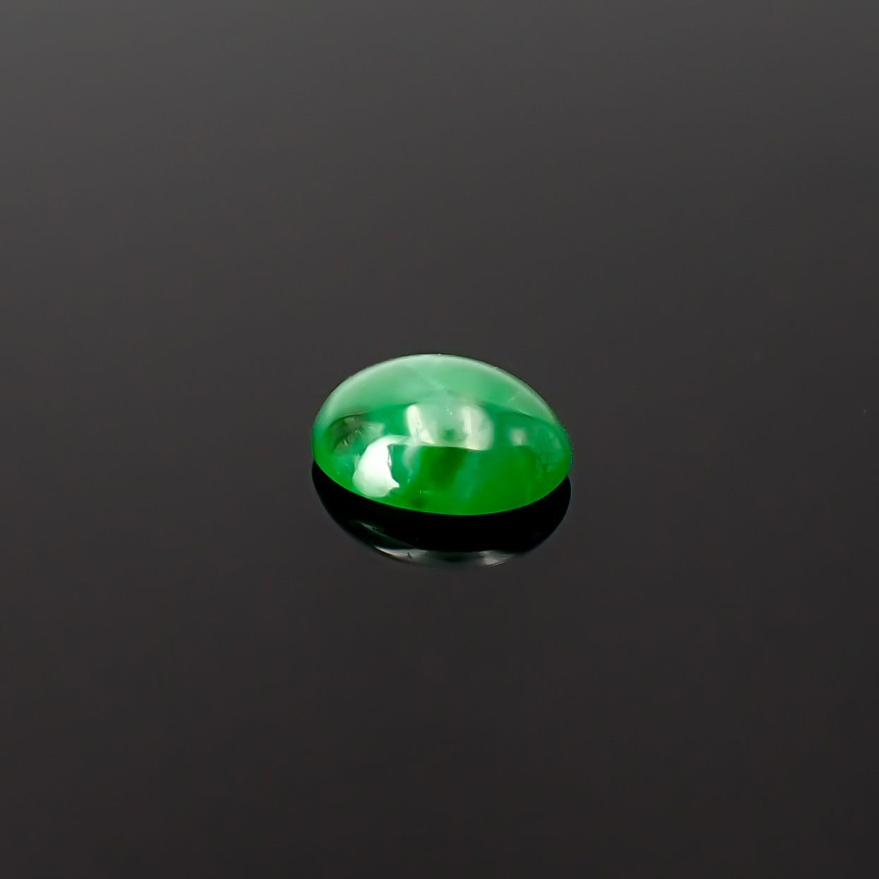 翡翠 ビルマ産 0.63ct / 6.2x4.9mm前後 [260532110]