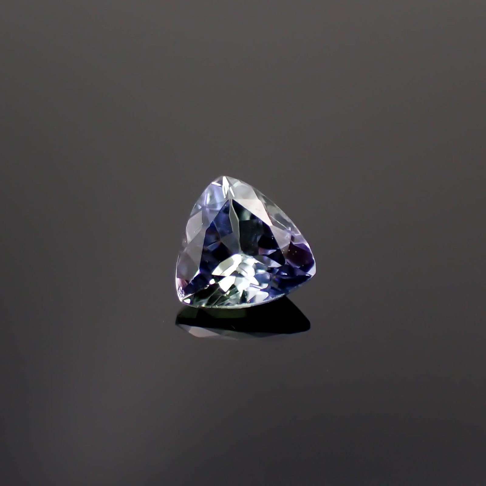 バイカラータンザナイト(宝石名ゾイサイト)タンザニア産 0.43ct 識別済[230421802]4.9x5.1mm前後