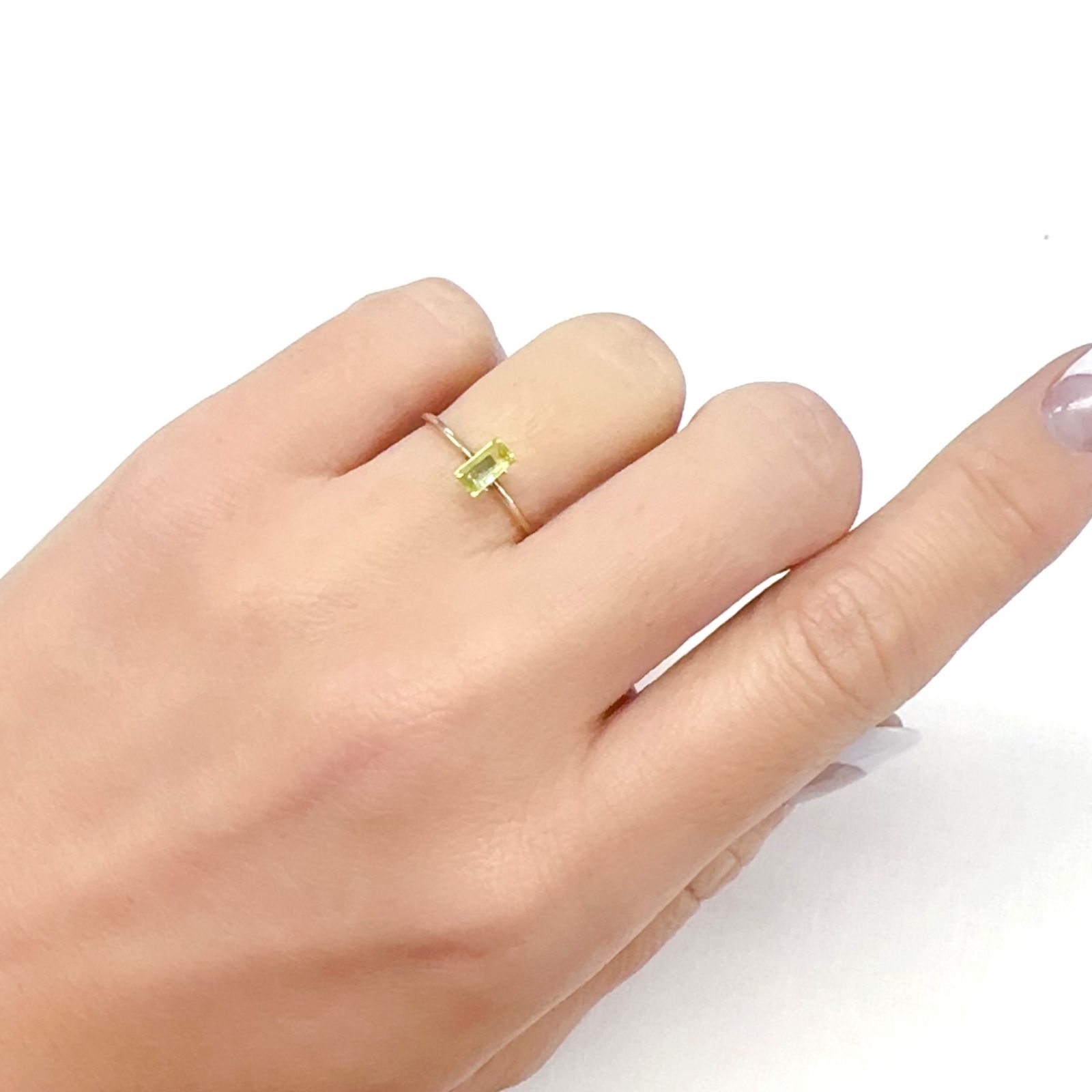 リリーパッドペリドット アメリカ・アリゾナ州産 0.29ct[231224602]5.6x2.9mm前後