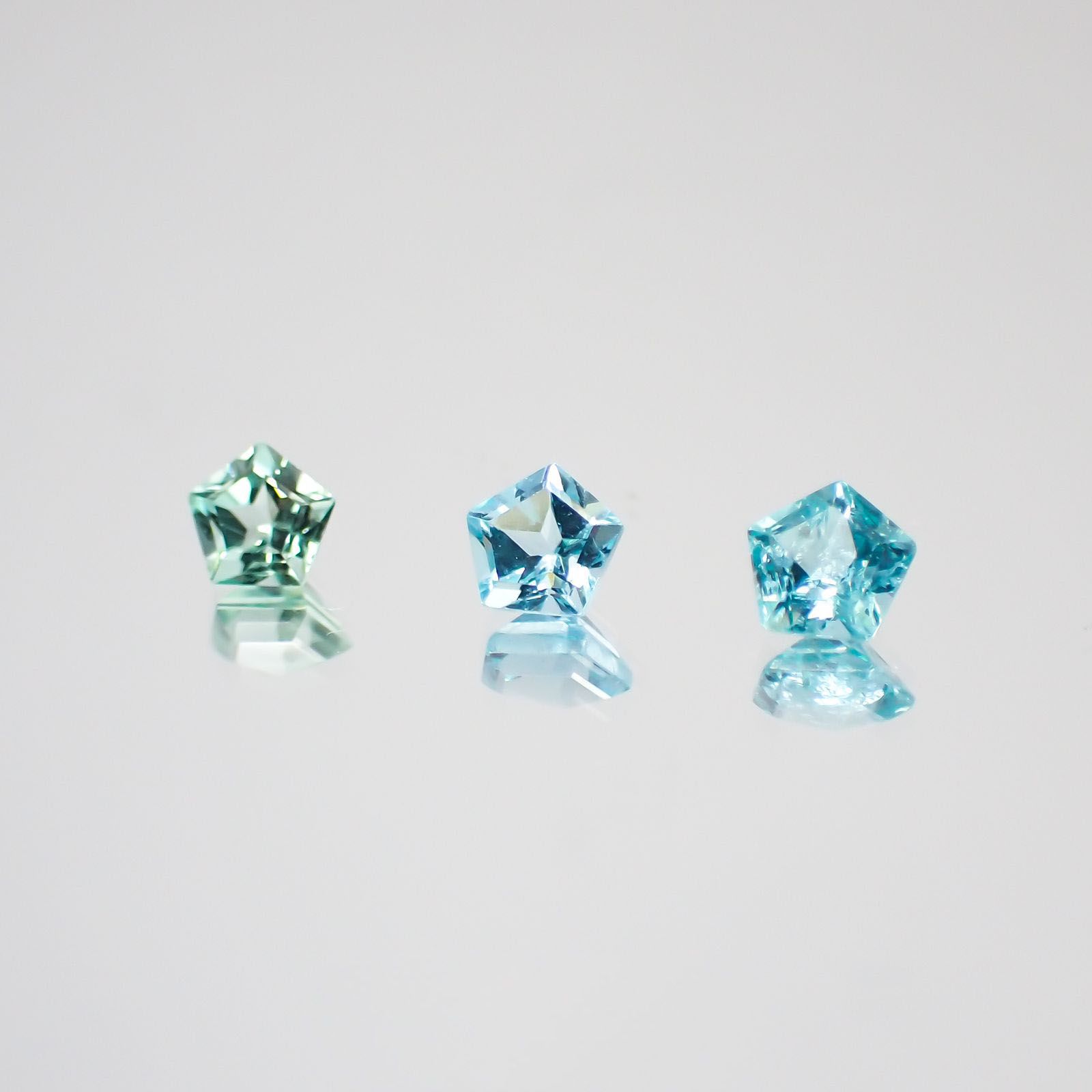 <ランダムセレクト1個販売> ◇ペンタゴンカット◇アパタイト(宝石名アパタイト) ブラジル産 0.21ct前後 識別済[210610974]3.8×4mm前後