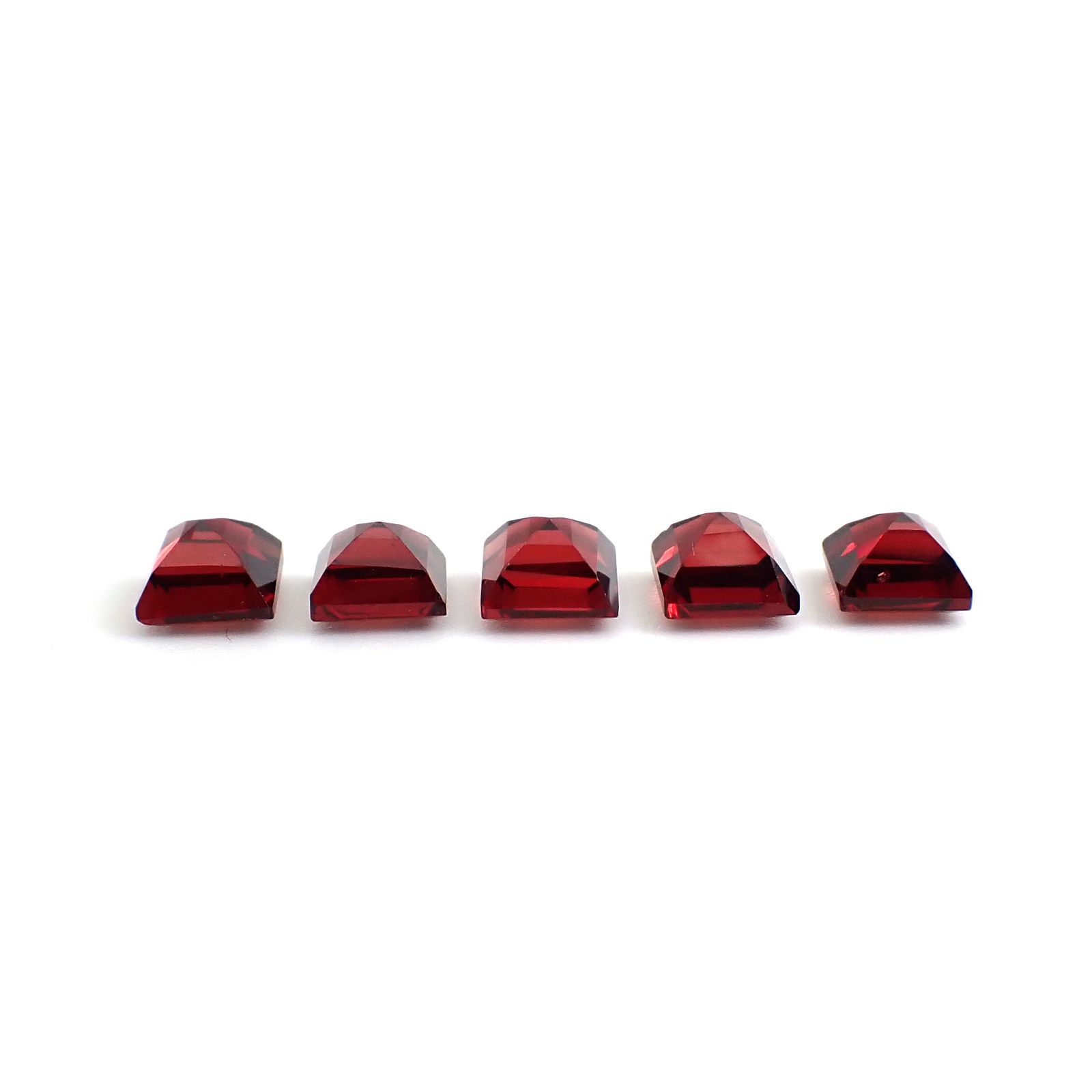 ◇ランダムセレクト◇パイラルスパイトガーネット モザンビーク産 約0.95ct / 5x5mm前後 [260532220]