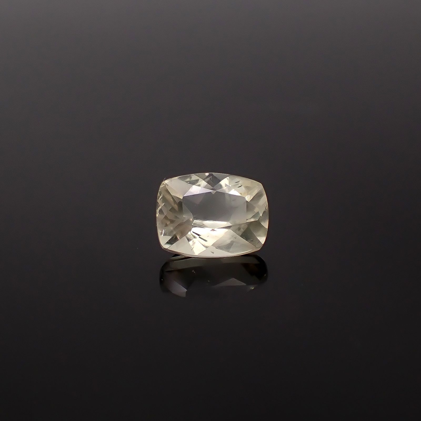 リューサイト 遊色効果あり イタリア産 0.79ct / 6.9x5.4mm前後 [260131559]