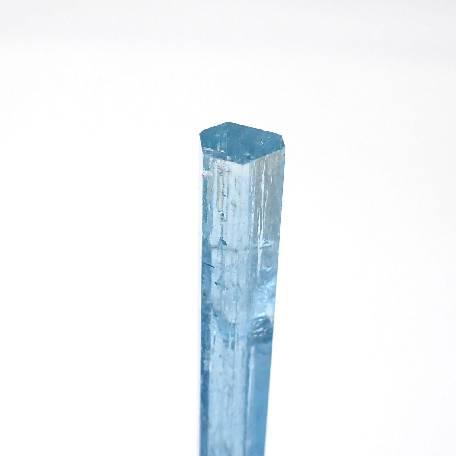 アクアマリン柱状結晶原石 ベトナム産 アクリル台座付き 88.87ct(17.77g) / 7.4x9.7x108.7mm前後 [260632331]