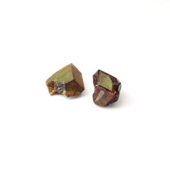 レインボーガーネット原石2個セット 日本・奈良県産 15.39ct(2pcs合計) / 10.0-11.2x9.0-9.3mm前後 [260432080]