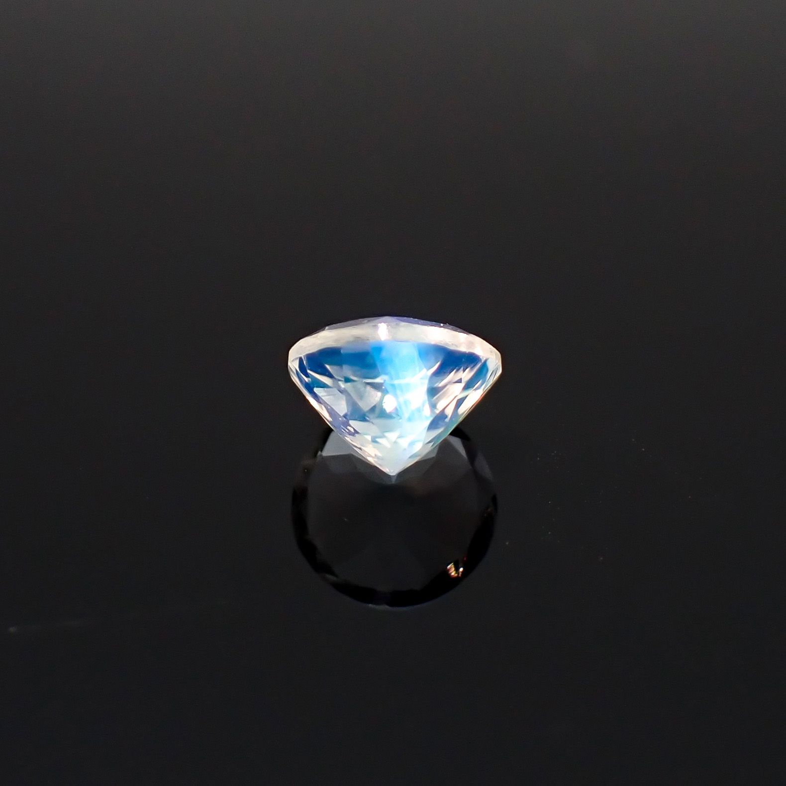 レインボームーンストーン マダガスカル産 1.14ct / 6.9x6.9mm前後 [260632383]