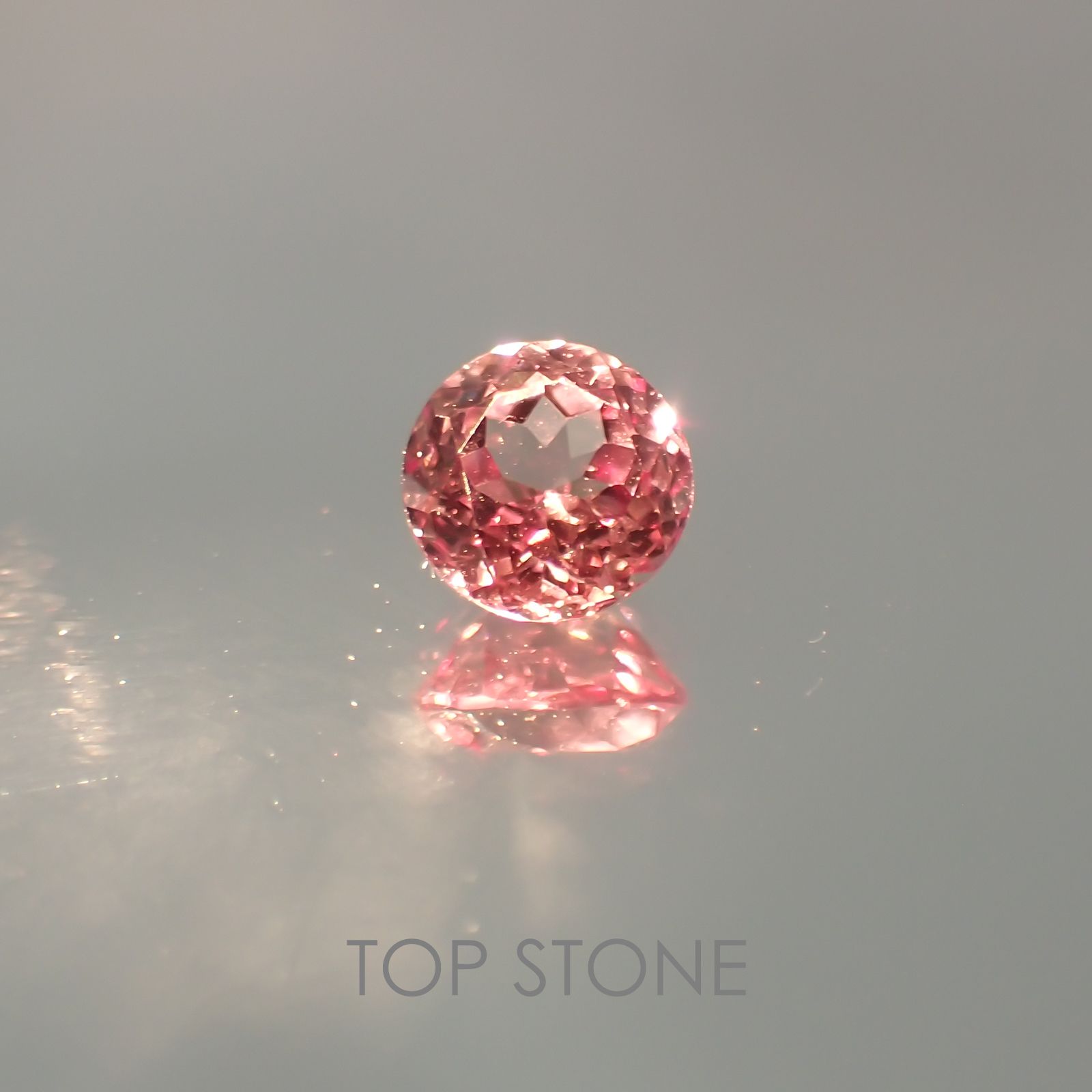 カラーチェンジマラヤガーネット(宝石名ガーネット) タンザニア産 0.78ct 識別済[21049657]5.3×5.3mm前後